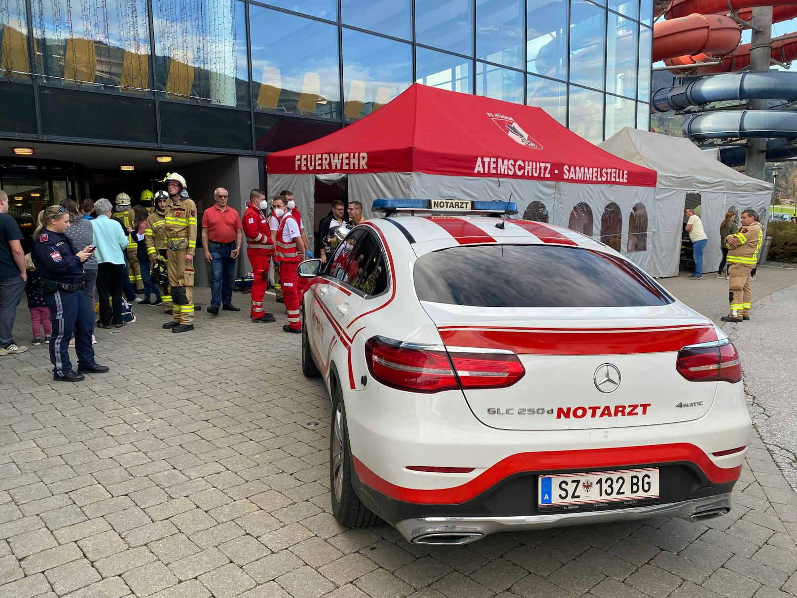 Ein Chlorgas-Austritt in einem Hallenbad im Tiroler Fügen hat mehrere Verletzte gefordert. Die Feuerwehr reagierte mit einem Großeinsatz.