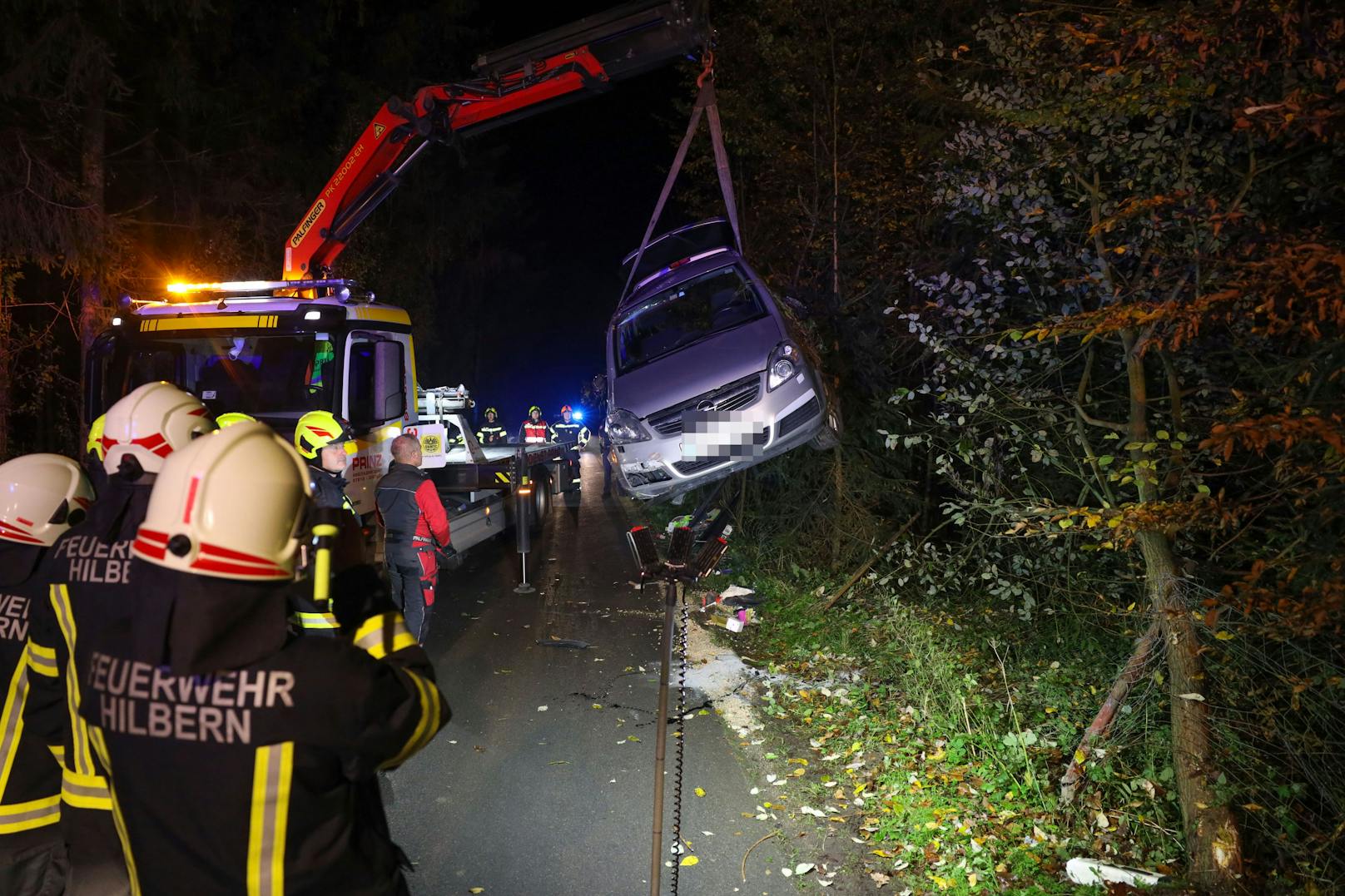 In Sierning (Bezirk Steyr-Land) ist am späten Donnerstagabend in einem Waldstück ein Autolenker mit seinem Fahrzeug gegen einen Baum gekracht.