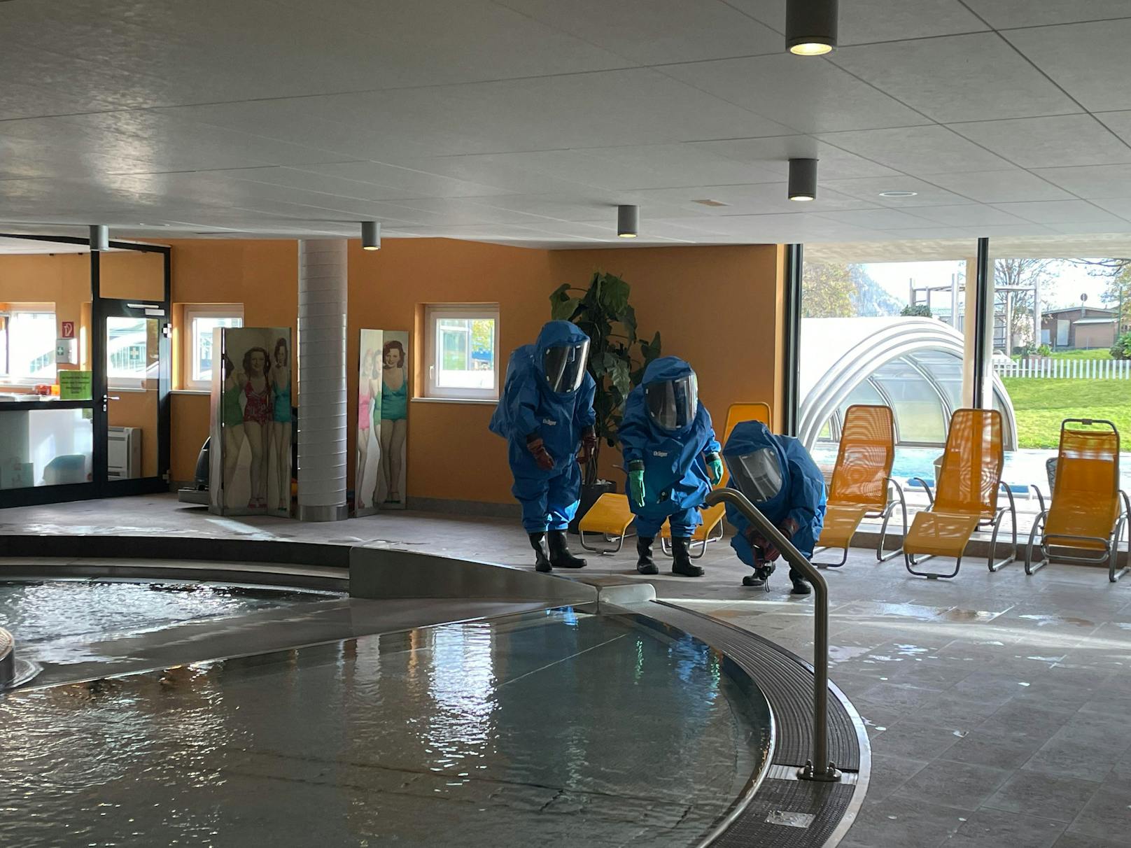 Ein Chlorgas-Austritt in einem Hallenbad im Tiroler Fügen hat mehrere Verletzte gefordert. Die Feuerwehr reagierte mit einem Großeinsatz.