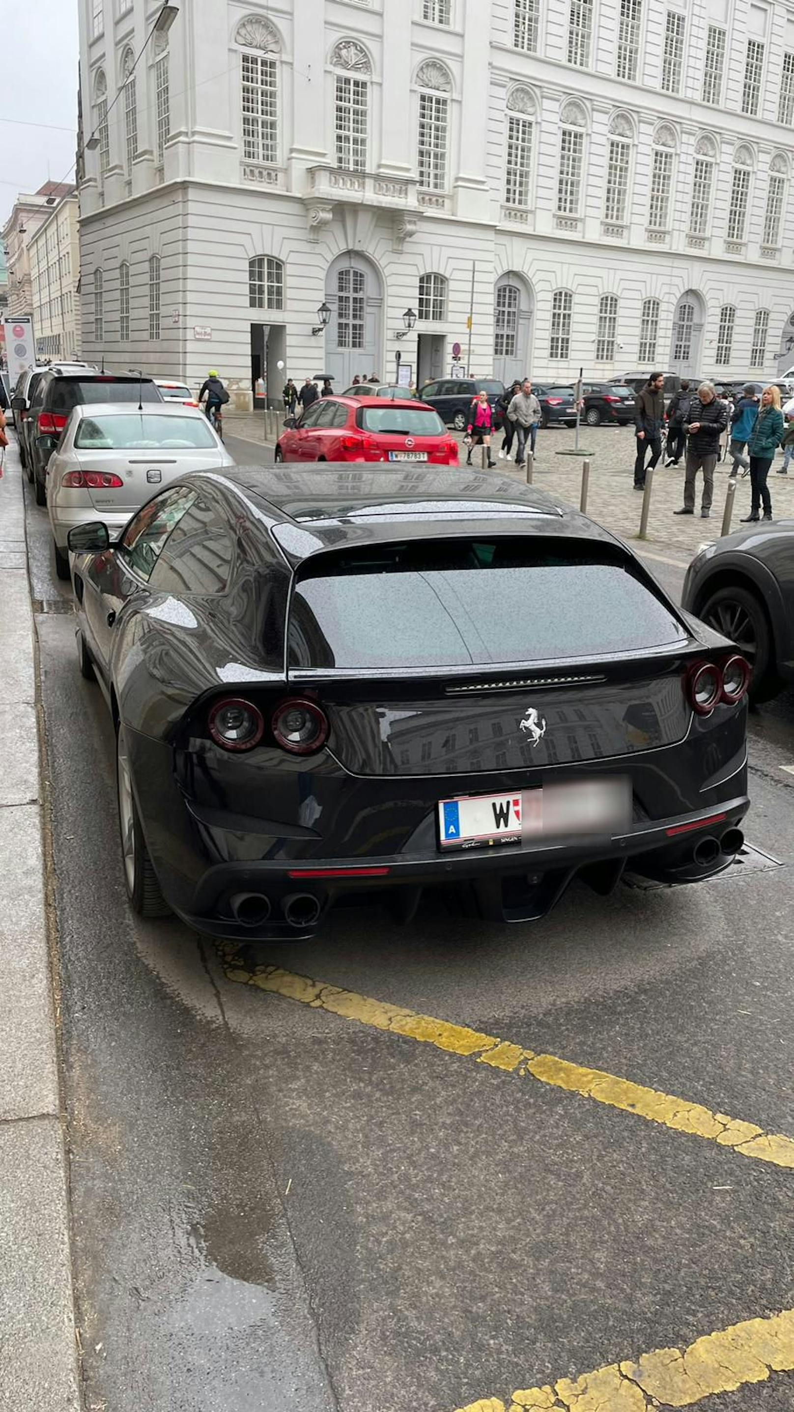 ... und parkte seinen Luxus-Ferrari vor einer Palais-Einfahrt.