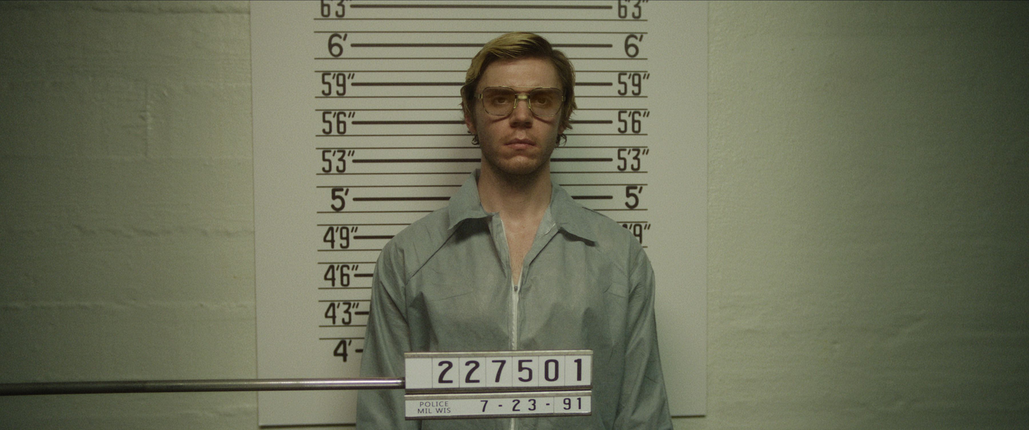Schauspieler Evan Peters als Serienkiller Jeffrey Dahmer