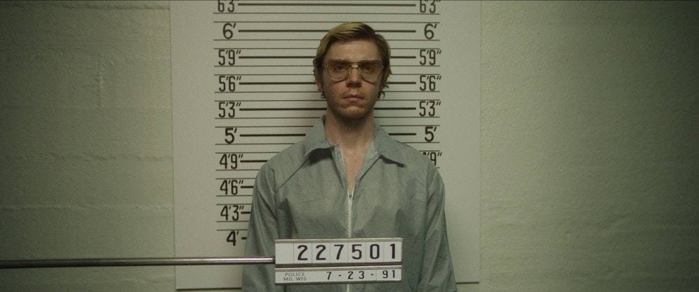 Schauspieler Evan Peters als Serienkiller Jeffrey Dahmer