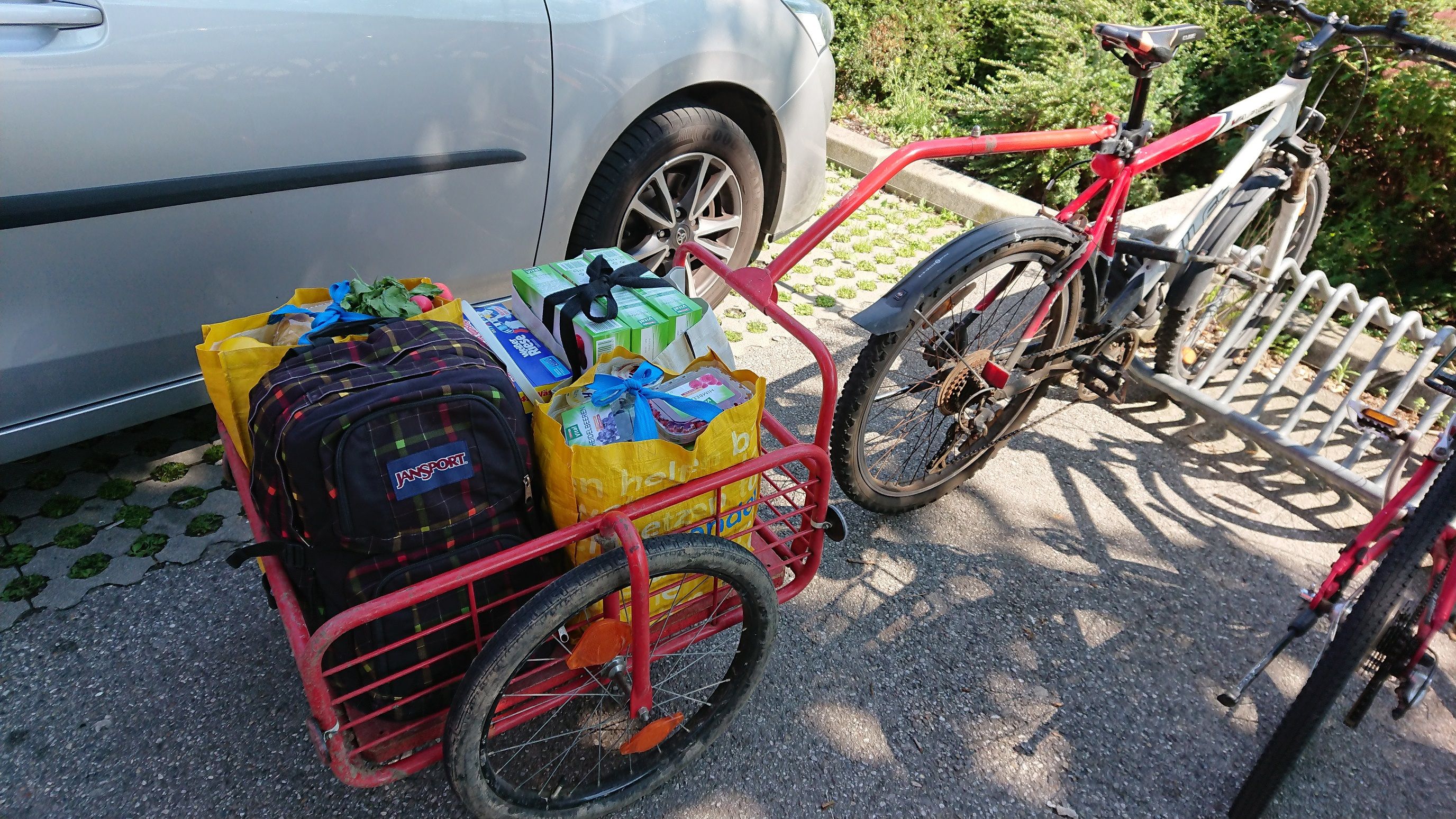 Mann erledigt auch Großeinkäufe mit dem Rad