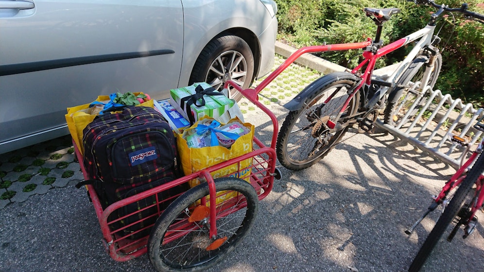 Mann erledigt auch Großeinkäufe mit dem Rad