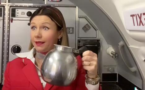 Simone Wagner zeigt auf TikTok Szenen aus dem Flugbegleiter-Leben.