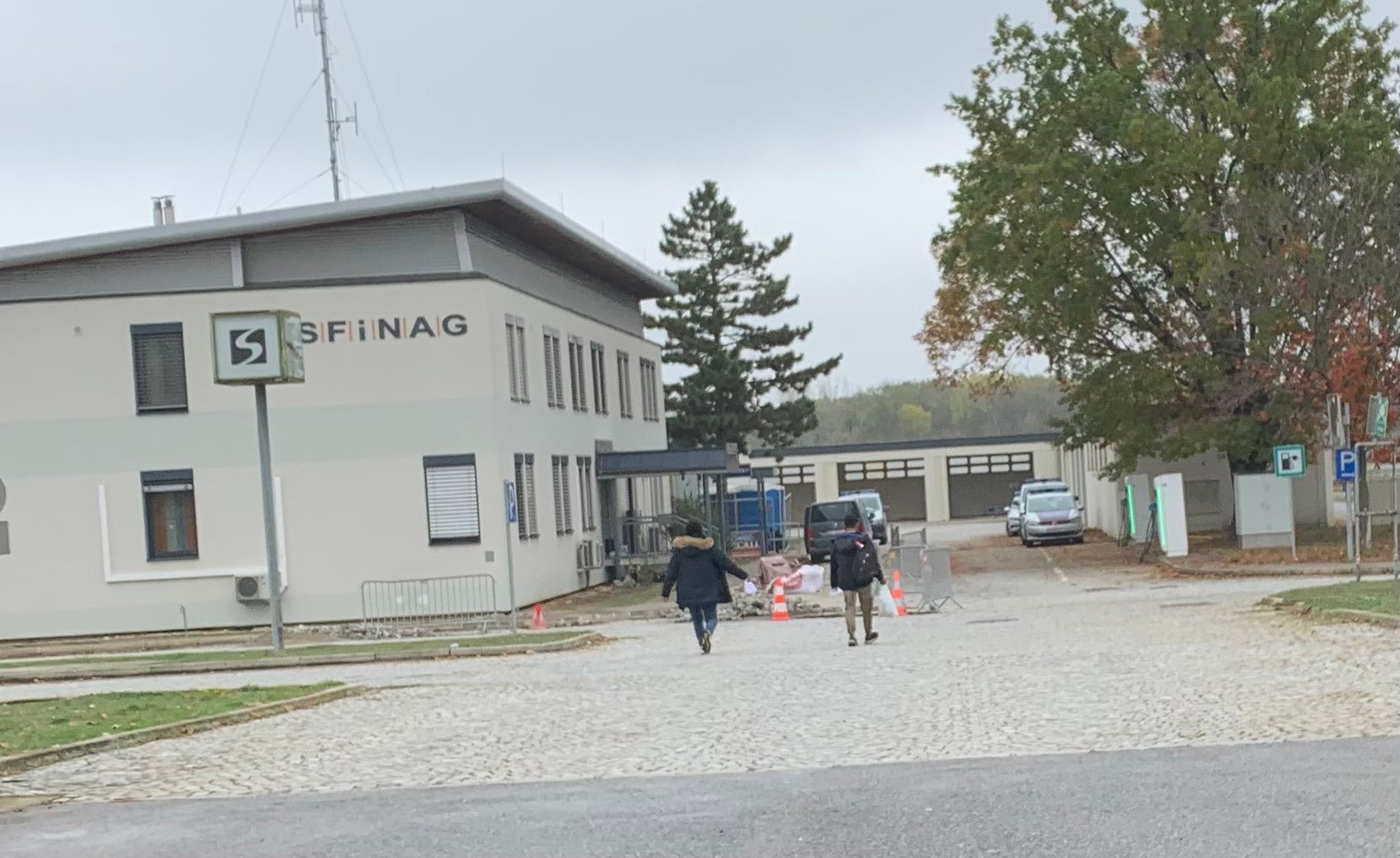 In einer der Garagen der Asfinag Autobahnmeisterei Schwechat (NÖ) schlafen Flüchtling auf Matrazen.