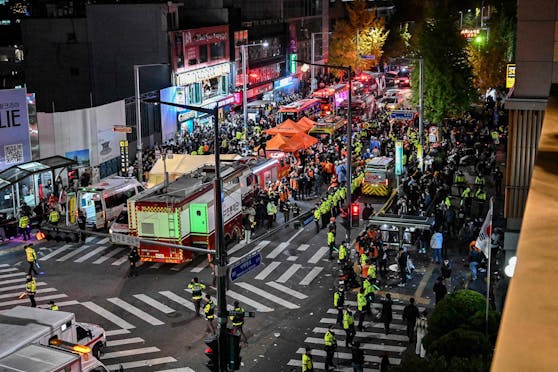Bei einer Massenpanik im Zuge einer Halloween-Feier in Seoul kamen über 150 Menschen ums Leben. 