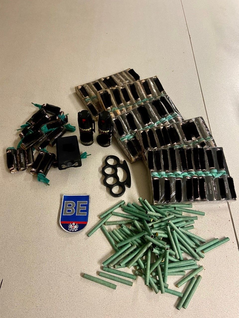 Diese illegale Pyrotechnik stellte die Polizei sicher. 