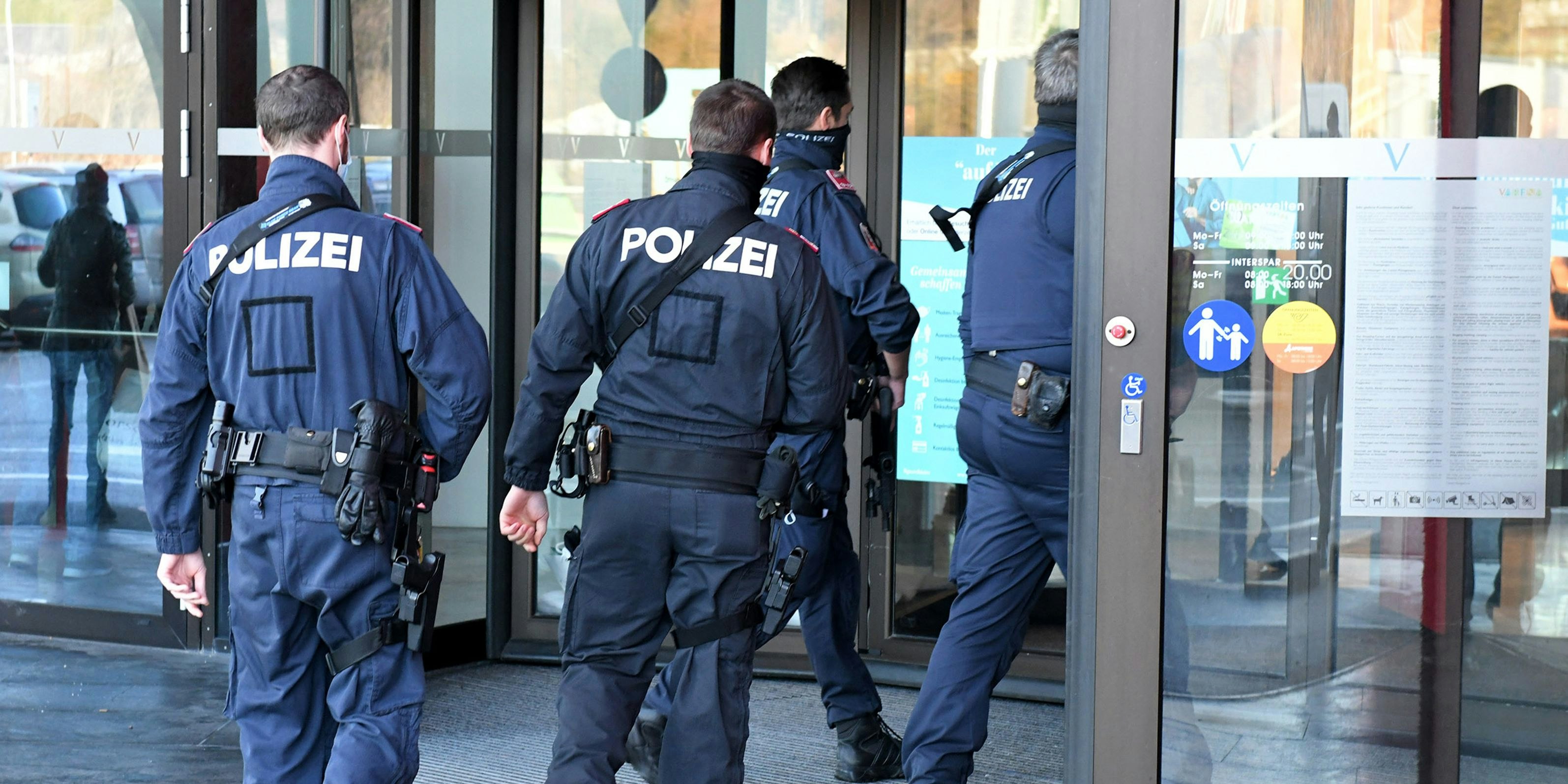 Zwei der zuvor mit einem Wurfstern bedrohten Polizisten wurden schlussendlich verletzt.