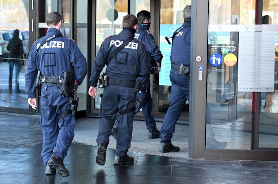 Die Polizisten nahmen den Mann wegen seines aggressiven Verhaltens vorläufig fest.