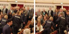 Polizei trägt Randalierer aus der Oper, bekommt Applaus