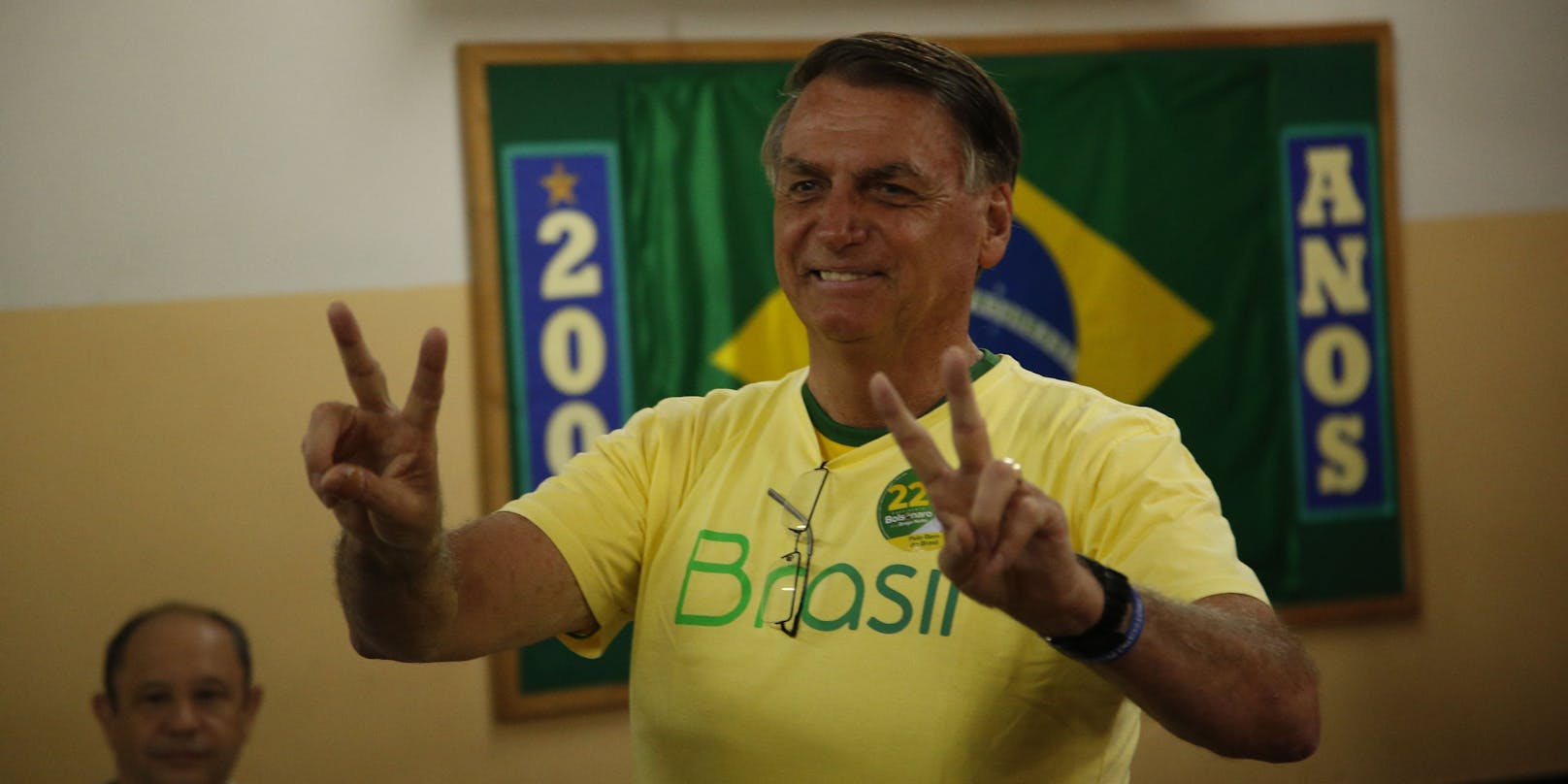 Der rechte Amtsinhaber Jair Bolsonaro bei seiner Stimmabgabe.
