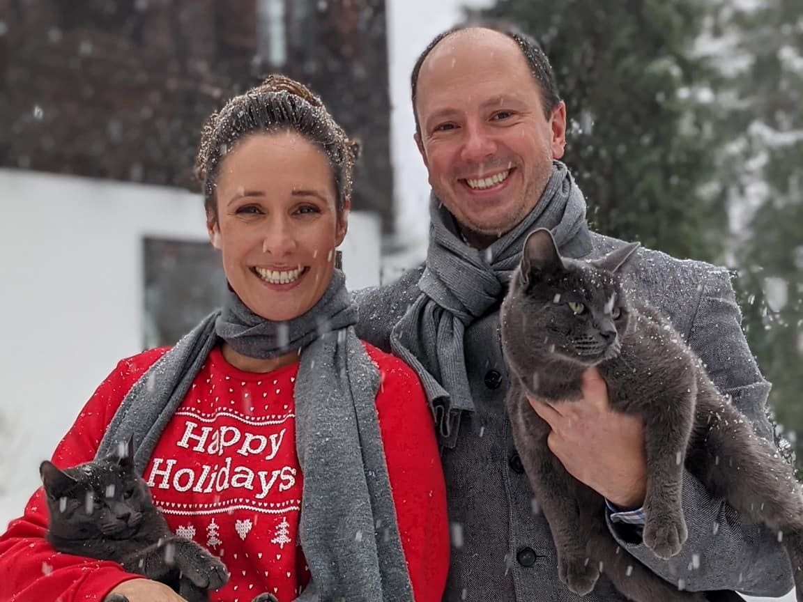 Stephanie Schmid und Laurin Herlt laden jedes Jahr zu Halloween die Weidlinger Kinder in ihren Garten ein.