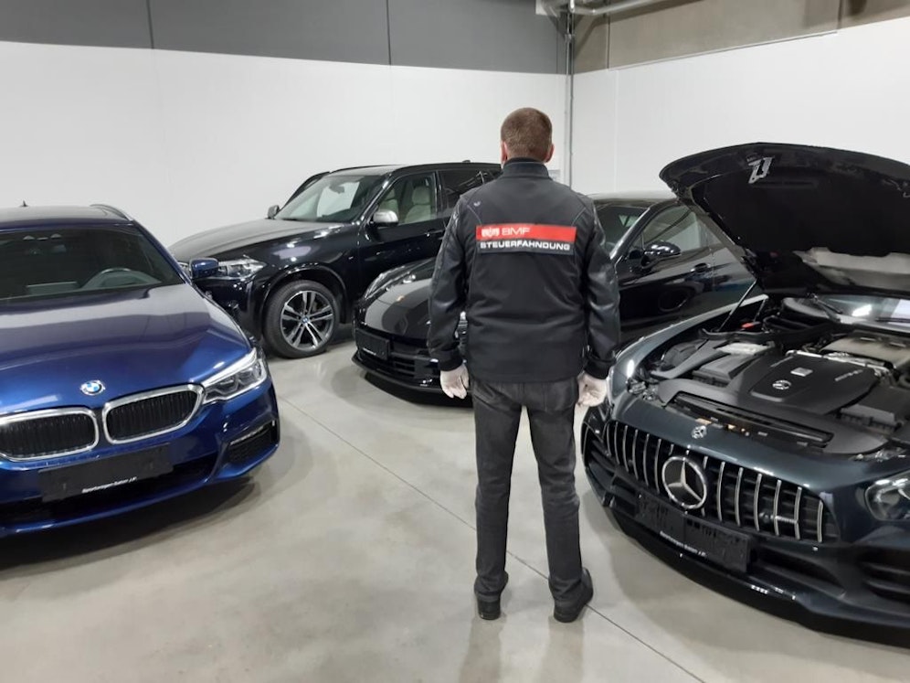 Die Steuerfahnder konnten einen groß angelegten Betrug mit Luxuriösen Fahrzeugen aufdecken. 