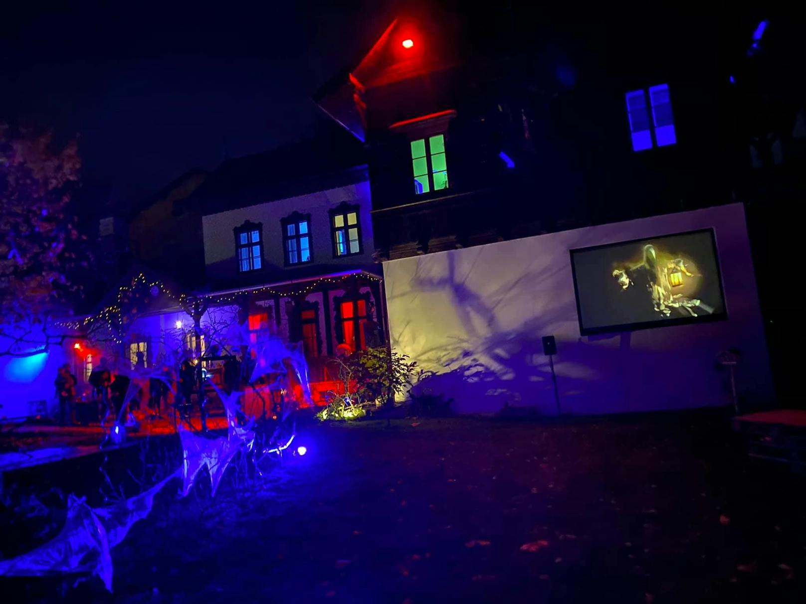 Stephanie Schmid und Laurin Herlt geben für die Klosterneuburger Kinder zu Halloween alles.