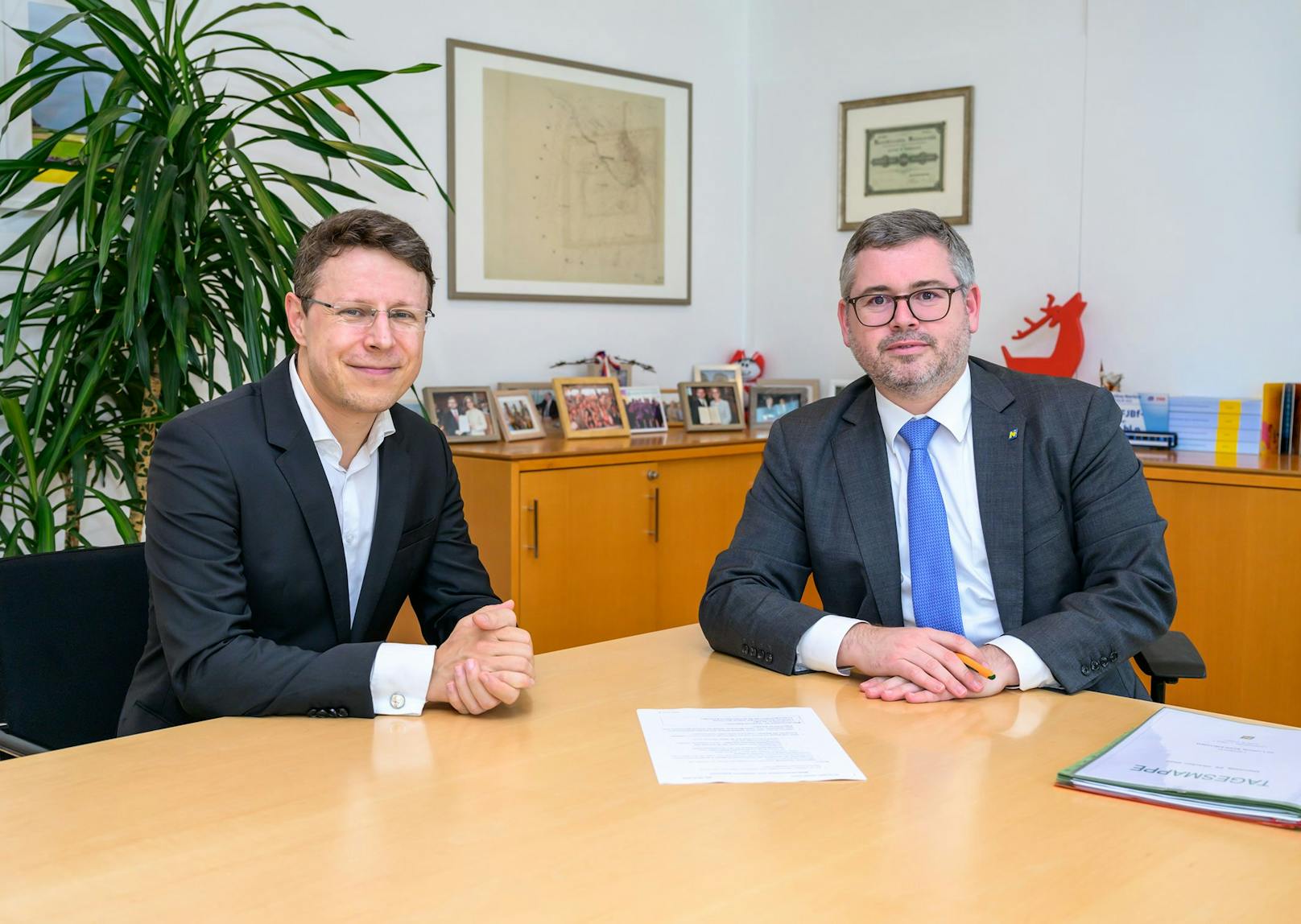 Steuerrechtsexperte Univ.-Prof. Daniel Varro und Finanzlandesrat Ludwig Schleritzko (ÖVP)&nbsp;im Austausch.
