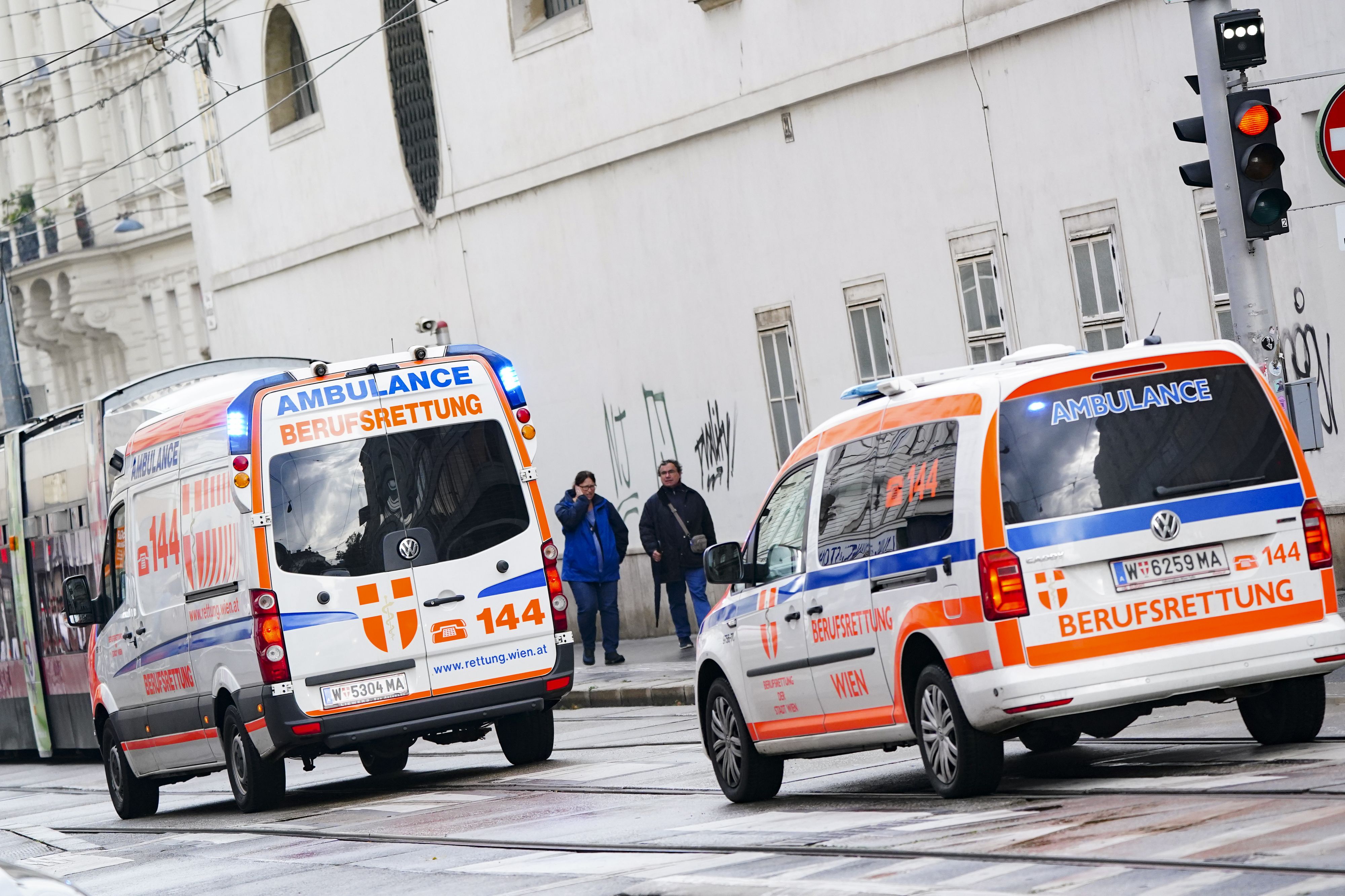 Download von www.picturedesk.com am 30.10.2022 (11:52).  ABD0068_20221014 - WIEN - ÖSTERREICH: ++ THEMENBILD ++ Illustration zum Thema Berufsrettung/Rettung/Notruf/144/Einsatzkräfte. Im Bild: Fahrzeuge der Wiener Berufsrettung, aufgenommen am Freitag, 14. Oktober 2022, in Wien. - FOTO: APA/EVA MANHART - 20221014_PD2357 - Rechteinfo: Rights Managed (RM)