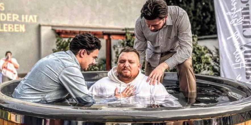 Hier lässt sich Ex-"DSDS"-Teilnehmer Menowin taufen.