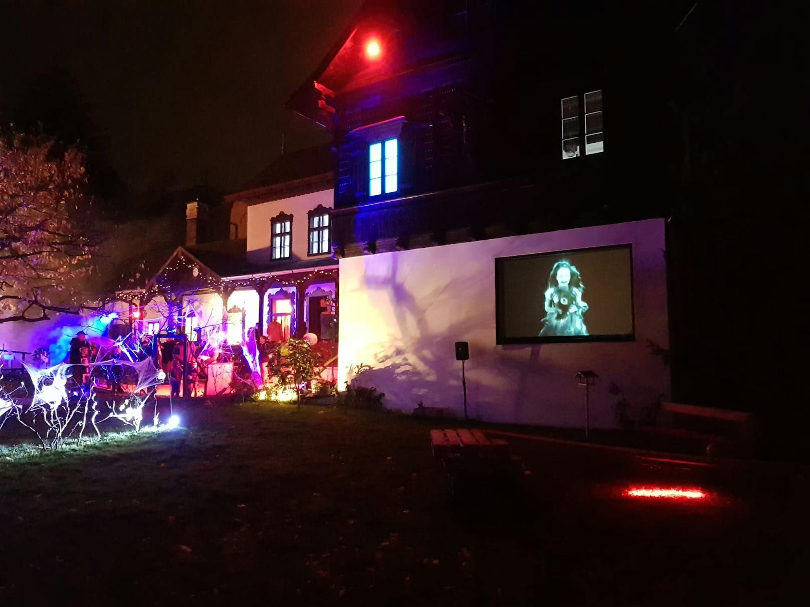 Gruselige Projektionen am Halloween-Abend in der Villa Sonnenschein.