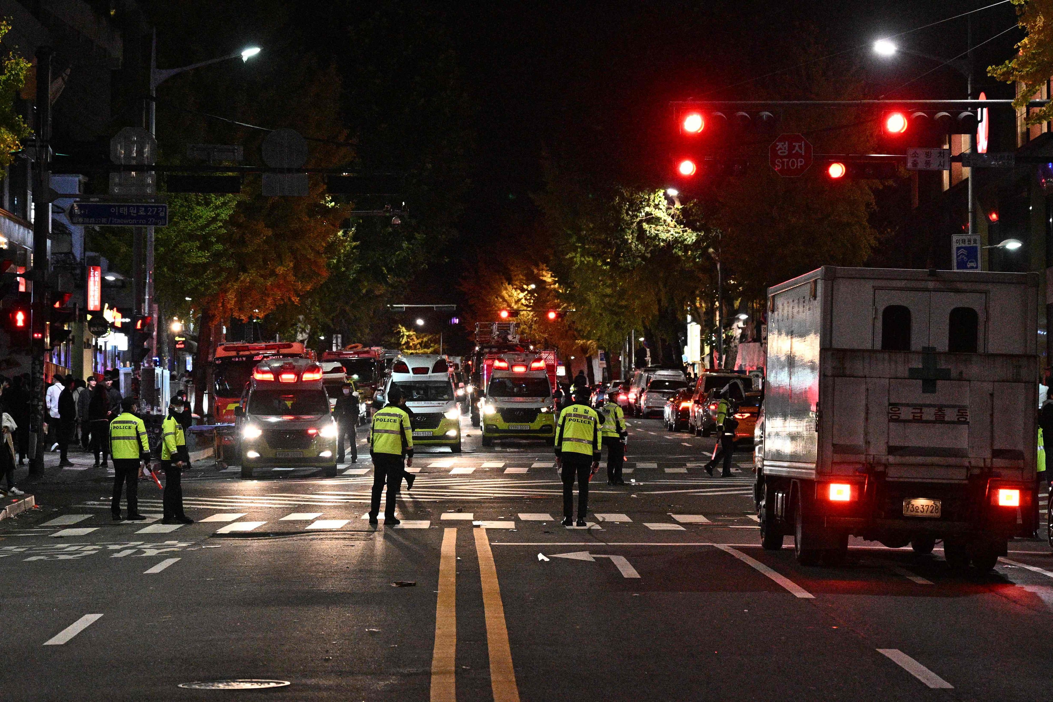 Download von www.picturedesk.com am 30.10.2022 (07:06).  EDITORS NOTE: Graphic content / Police keep watch on a road near to the location where a Halloween stampede took place in the neighbourhood of Itaewon in Seoul on October 30, 2022. - More than 140 people were killed on October 29 and some 150 were injured in a horrific stampede in central Seoul when a large crowd celebrating Halloween crammed into a narrow street, officials said. (Photo by Anthony WALLACE / AFP) - 20221030_PD0063 - Rechteinfo: Rights Managed (RM) Fotografische Urheberrechte sind garantiert. Der Kunde selbst hat insbesondere die Persönlichkeitsrechte der abgebildeten Personen in eigener Verantwortung zu beachten (AGBs Punkt 5). Nur für redaktionelle Nutzung! Werbliche Nutzung erfordert Freigabe: bitte schicken Sie uns eine Anfrage.