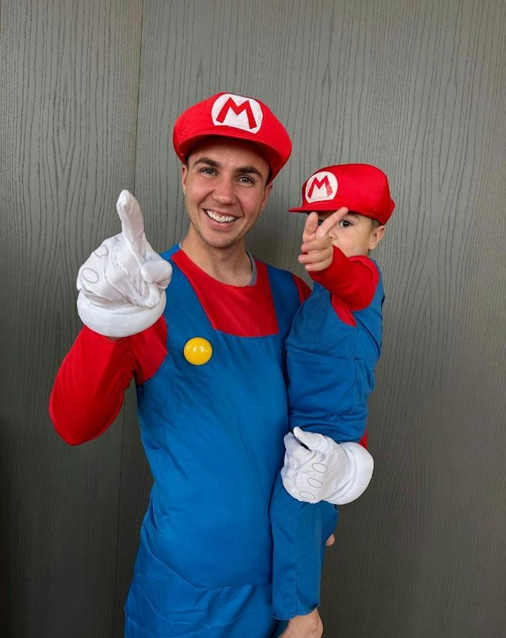 Mario Götze mit Sohn Rome als Super Mario. 