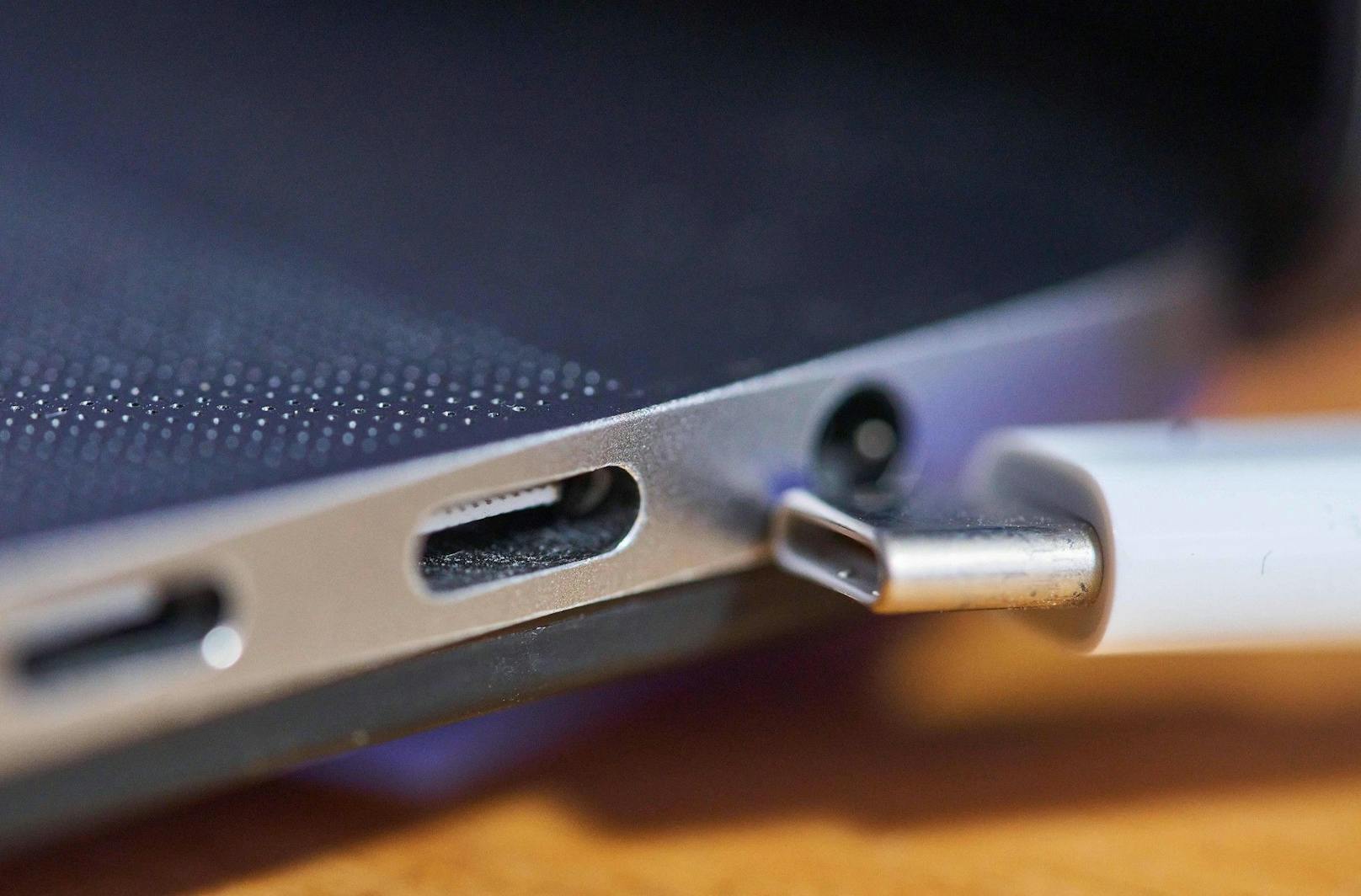 Derzeit existieren noch drei verschiedene Systeme: der Mikro-USB-Anschluss, die neuere Verbindung über USB-C sowie Lightning von Apple.