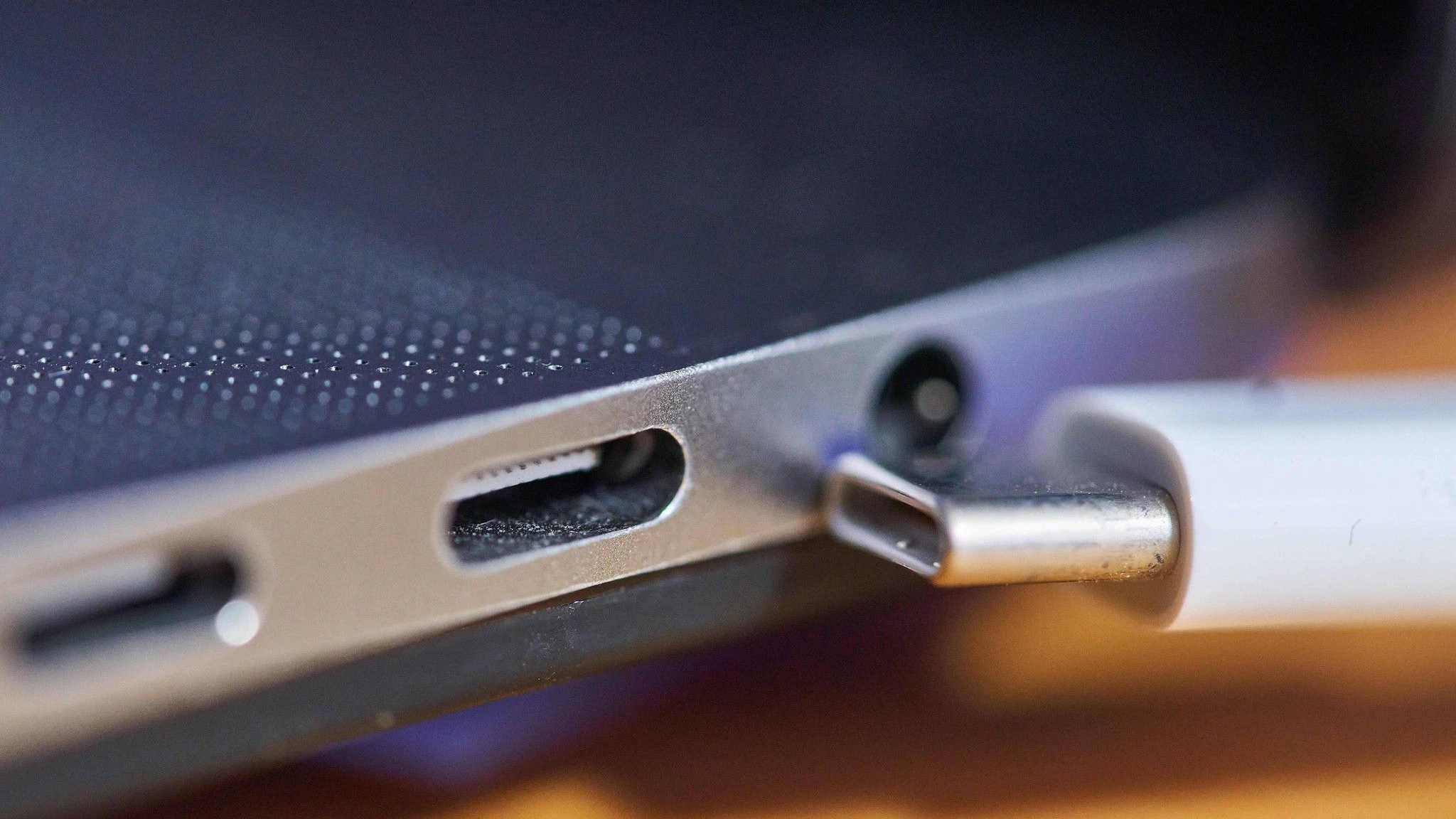 In der EU wurde der USB-C-Anschluss bei Smartphones und Tablets 2024 zum Standard. Jetzt folgen auch Laptops.