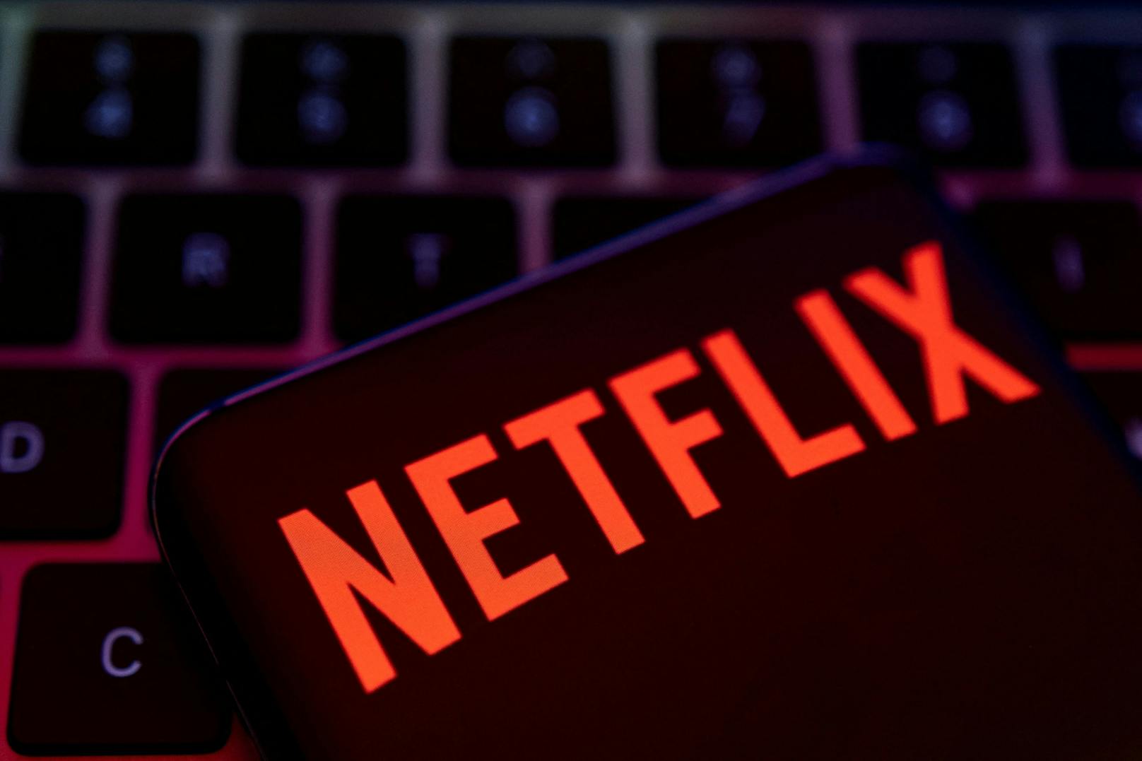 Auch für jene, die bisher kostenlos streamten, soll Netflix nun kostenpflichtig werden.