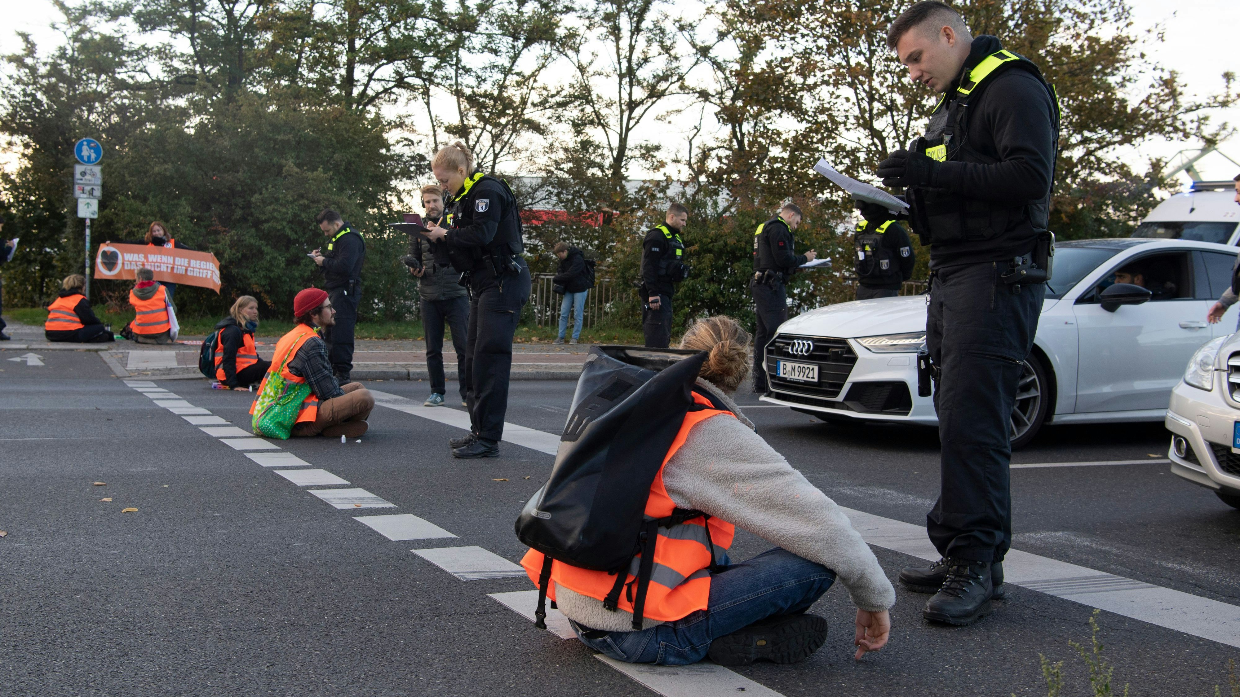 Download von www.picturedesk.com am 31.10.2022 (14:04).  10 October 2022, Berlin: Members of the group "Last Generation" sit during a blockade on the lake road. The environmentalists have announced further blockades for the coming days. Photo: Paul Zinken/dpa - 20221010_PD0869 - Rechteinfo: Rights Managed (RM)