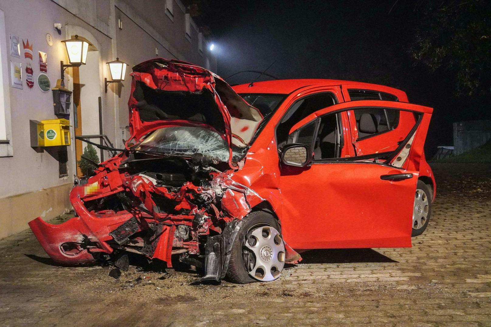 Auto gegen Mauer von Gasthaus – Lenkerin starb vor Ort