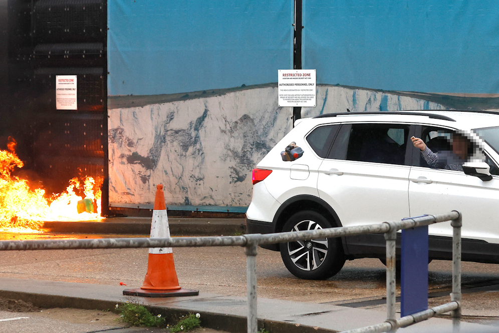 Im britischen Dover hat ein Mann am Sonntagmorgen eine Unterkunft für Migranten angezündet.