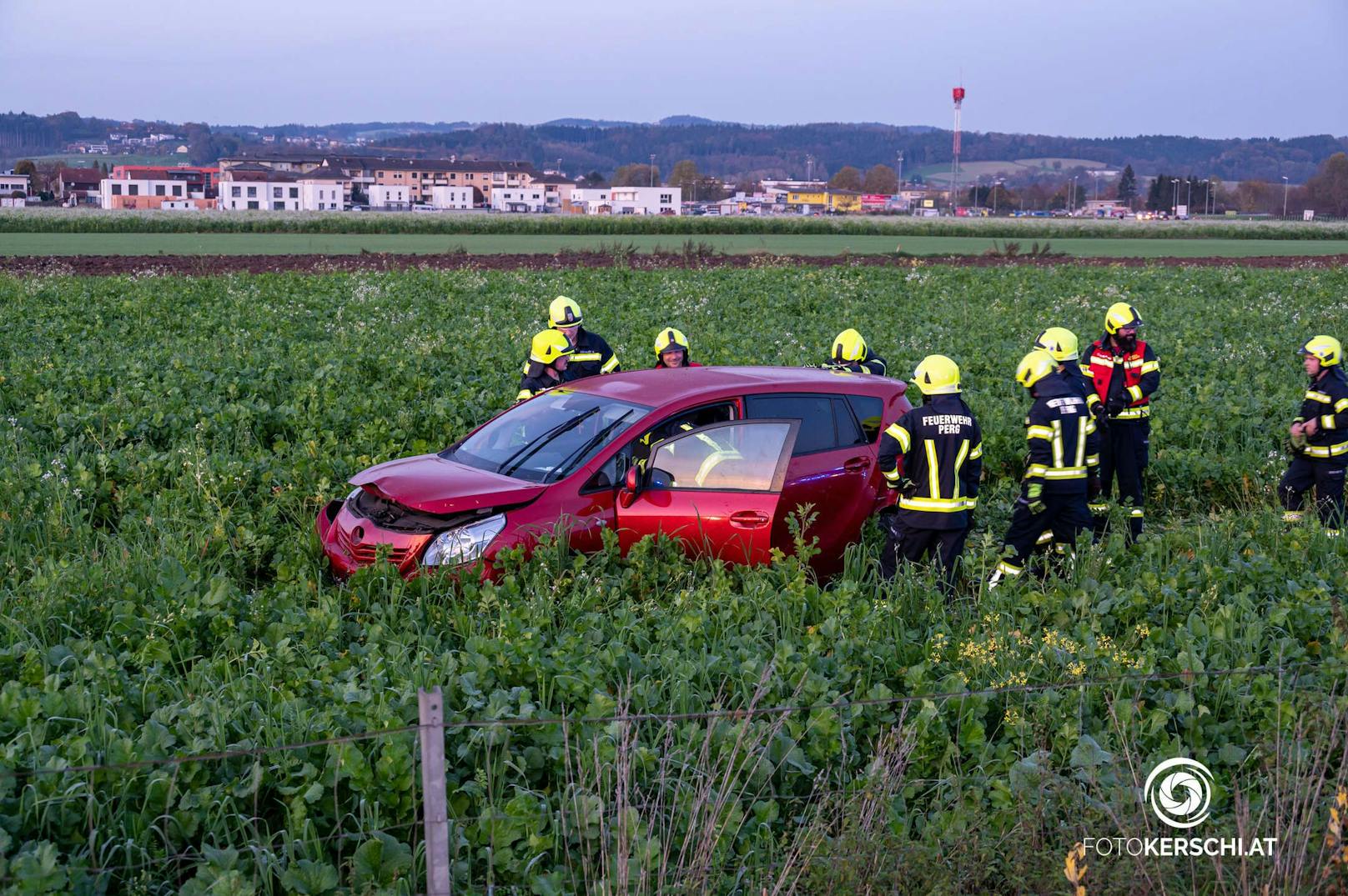 Am Sonntag kam es zu einem Verkehrsunfall auf Höhe der Auffahrt zur B3 im Gemeindegebiet von Perg, bei dem ein Ehepaar aus Linz verletzt wurde.