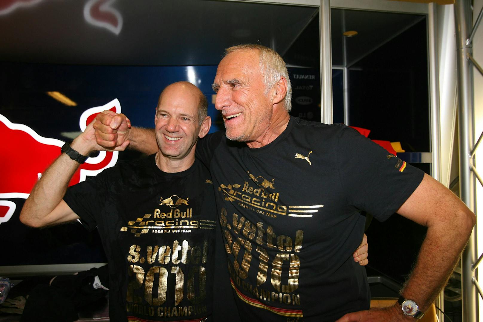 Red-Bull-Chefdesigner Adrian Newey und Dietrich Mateschitz feierten den ersten WM-Titel 2010.