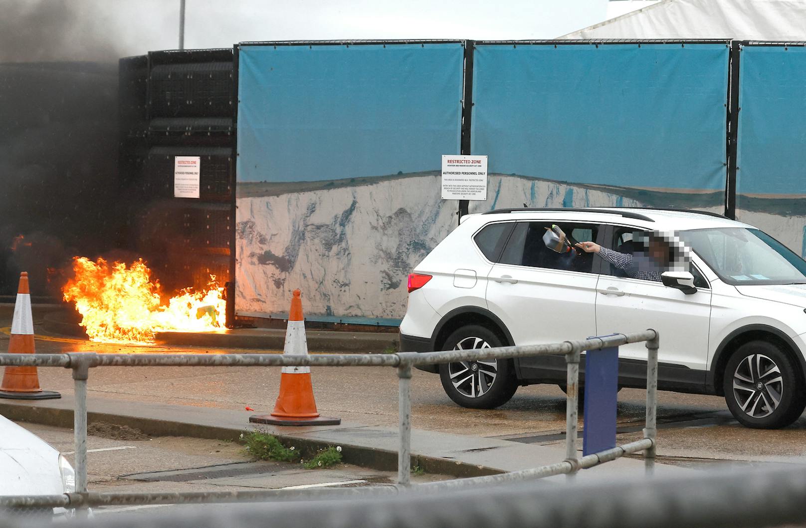 Im britischen Dover hat ein Mann am Sonntagmorgen eine Unterkunft für Migranten angezündet.