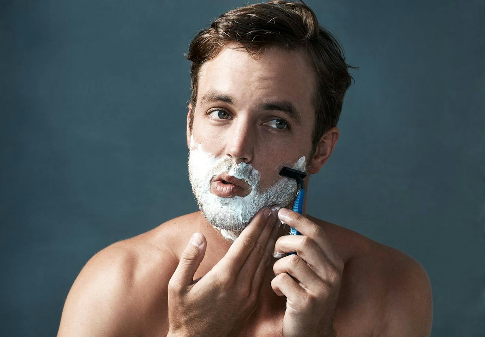 Eines der häufigsten Beauty-Fehler unter Männern ist, dass sich diese vor dem Duschen rasieren. Nach der Dusche ist der Bart noch ordentlich weich, da die Wärme die Poren öffnet. Außerdem wirst du in der Dusche auch etwaige Unreinheiten los. 
