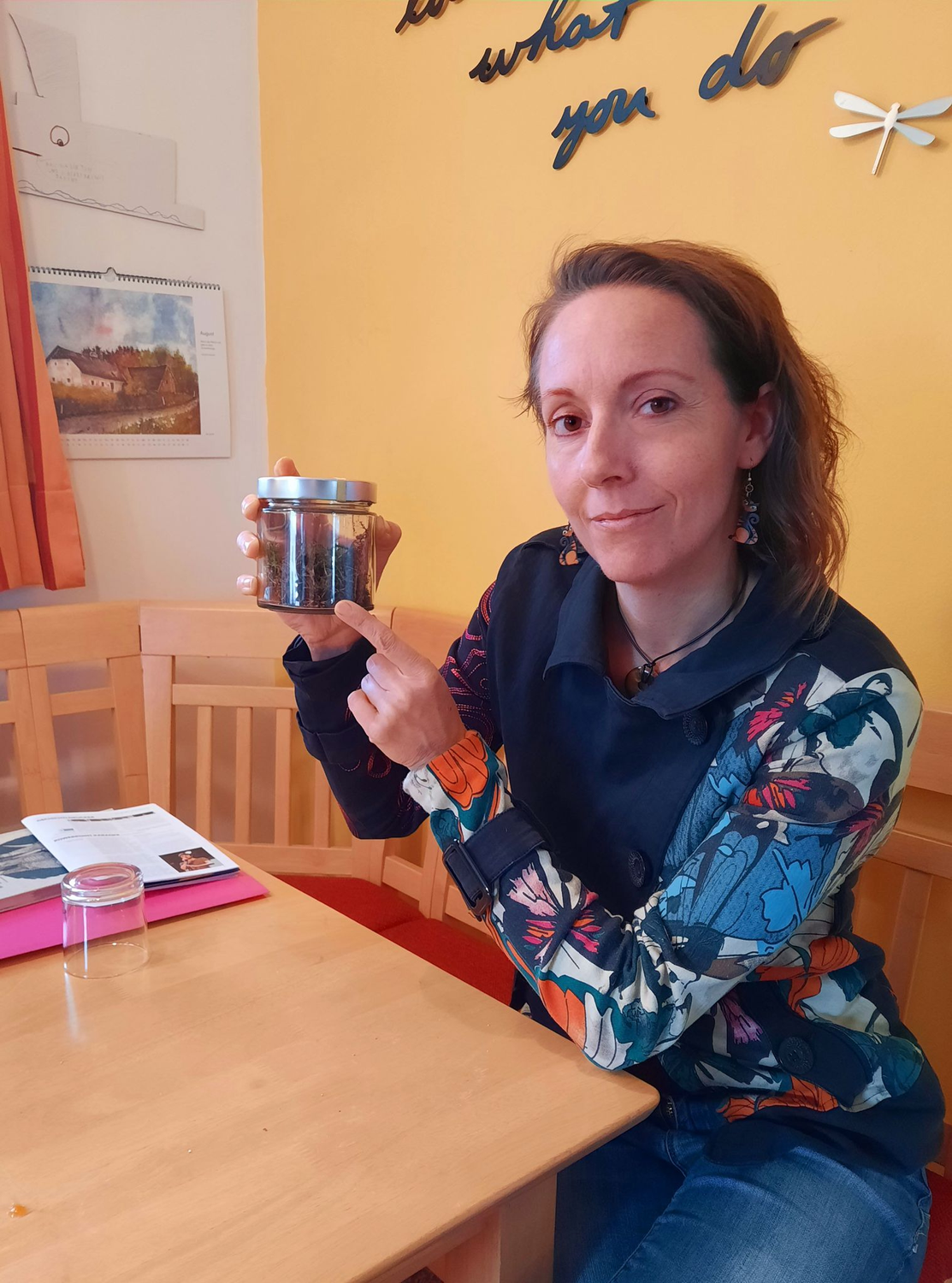 Sarah S. mit ihrem ungewöhnlichen Urlaubsmitbringsel: einem Skorpion.&nbsp;