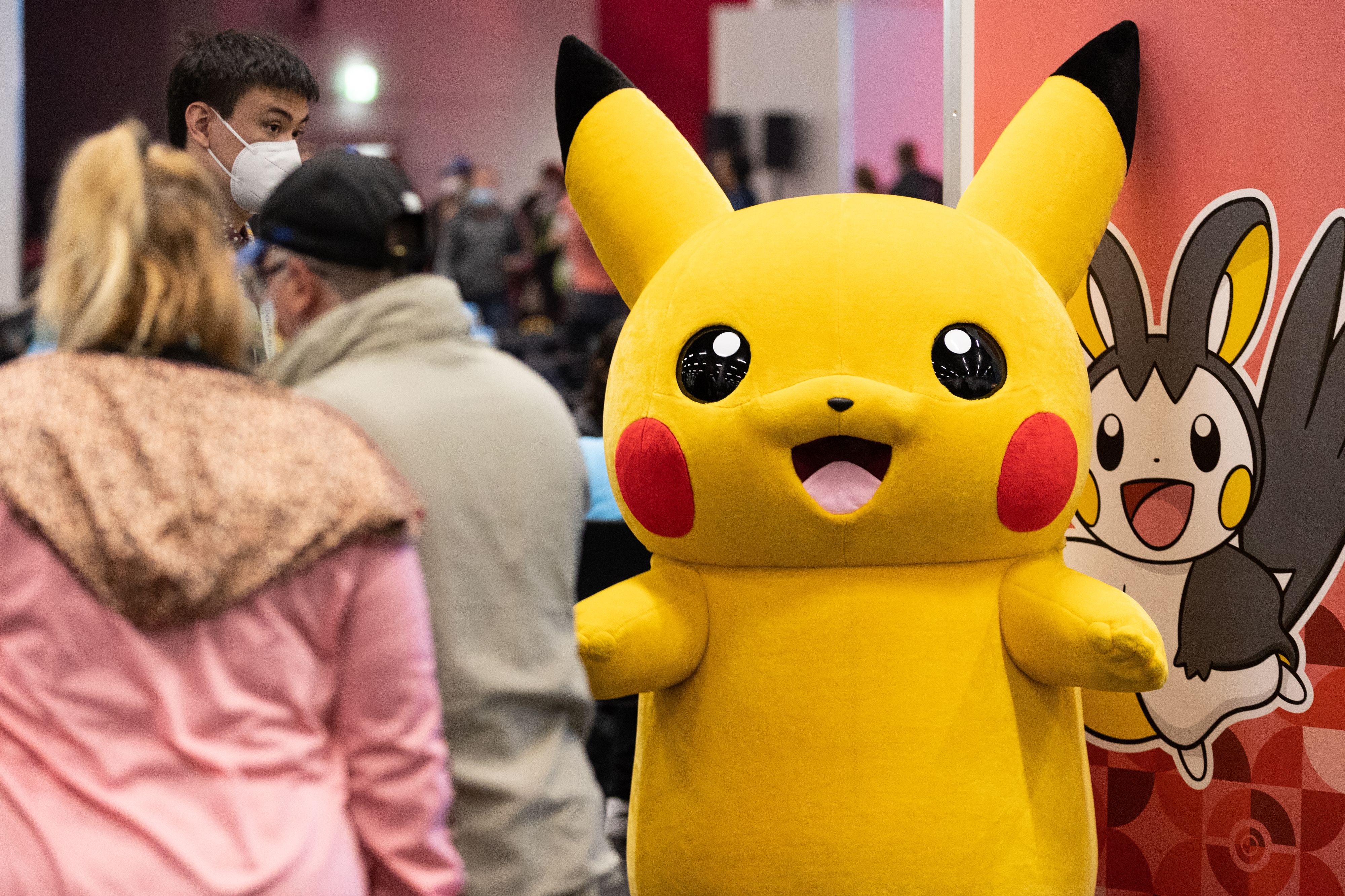 Download von www.picturedesk.com am 31.10.2022 (22:33).  23 April 2022, Hessen, Frankfurt/Main: The Pokemon Pikachu, taken at the Pokemon European Championship, which is taking place again after a break of several years. Played with trading cards, on video game consoles and cell phones. Pokemon is all about collecting and training the monsters. Spectators were also allowed in the Frankfurt exhibition halls. Photo: Hannes P. Albert/dpa - 20220423_PD2265 - Rechteinfo: Rights Managed (RM)