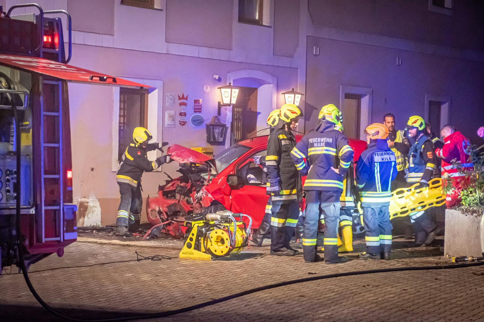 Der rote Wagen wurde schwer beschädigt, der Lenker starb