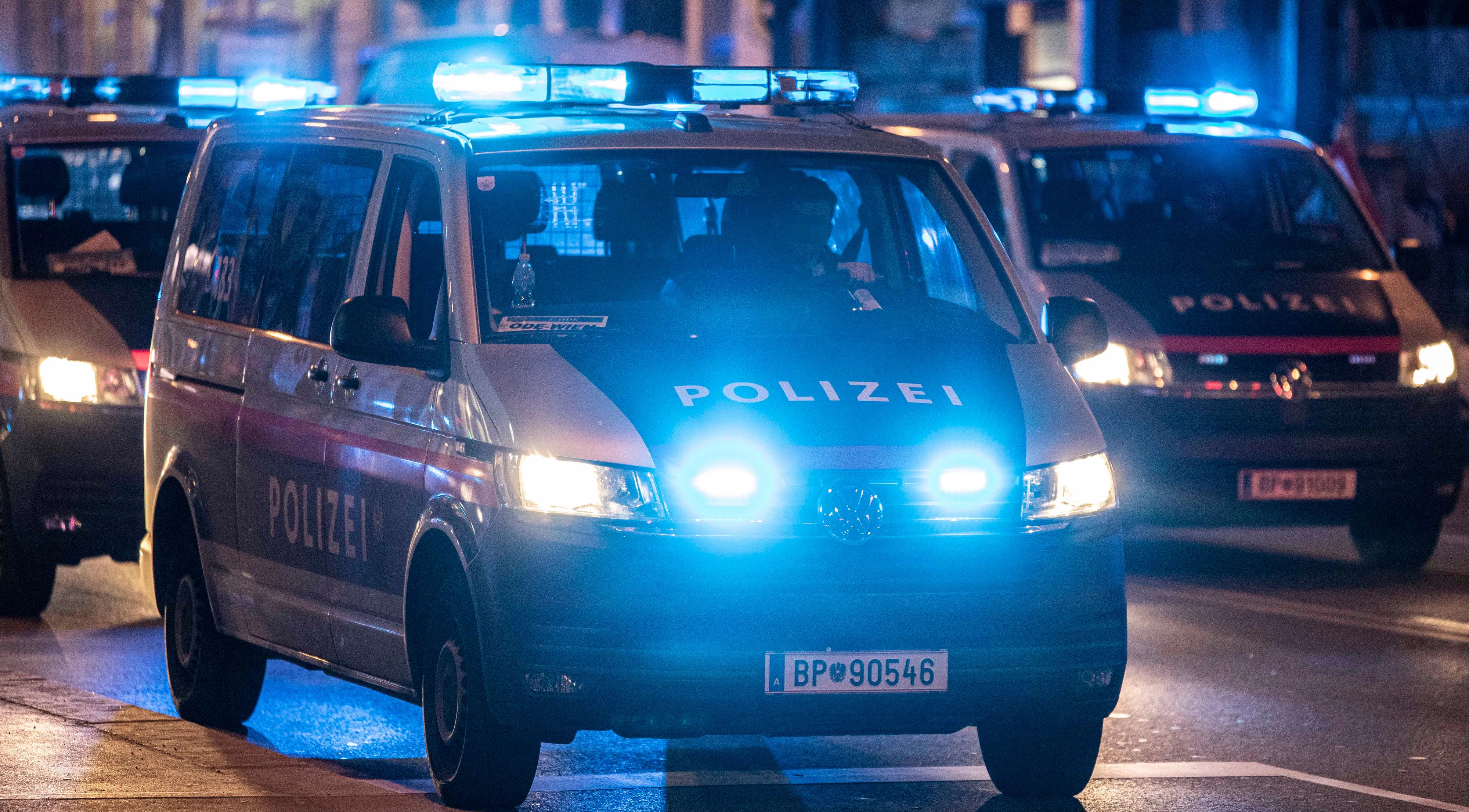 Download von www.picturedesk.com am 31.10.2022 (10:12).  Ein Polizeifahrzeug steht während einer Demonstration im Einsatz. Im Bild: Polizeiauto mit Blaulicht bei Nacht. Wien, Österreich. 18.03.2022 // Vienna police forces are in service during a demonstration. Picture: Police vehicle with blue flashlights in the night. Vienna, Austria. March 18th, 2022 - 20220318_PD20251 - Rechteinfo: Rights Managed (RM)