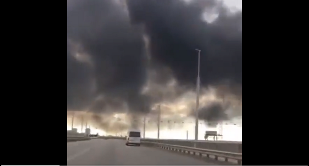 Nach den russischen Raketenangriffen brennt es im Wasserkraftwerk in Saporischschja.