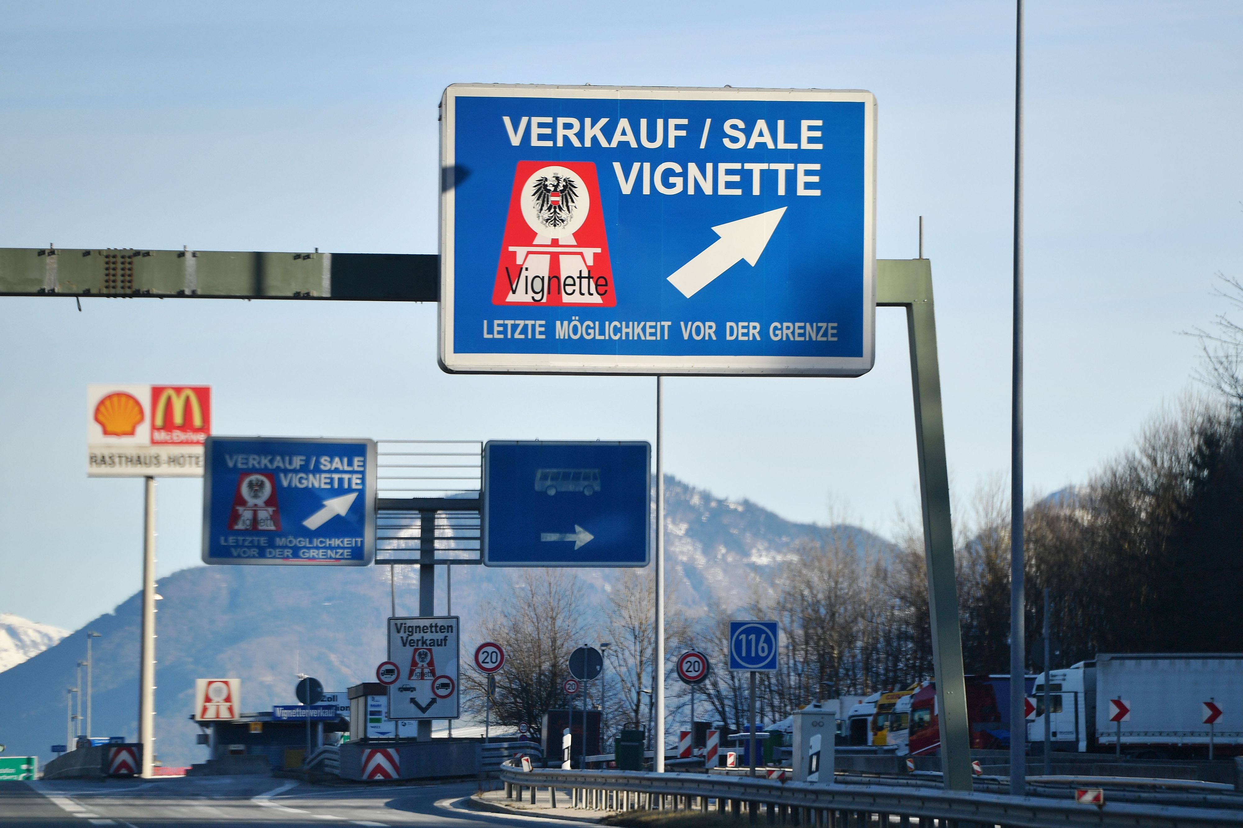 Autofahrer müssen für die Vignette künftig noch tiefer in die Tasche greifen.