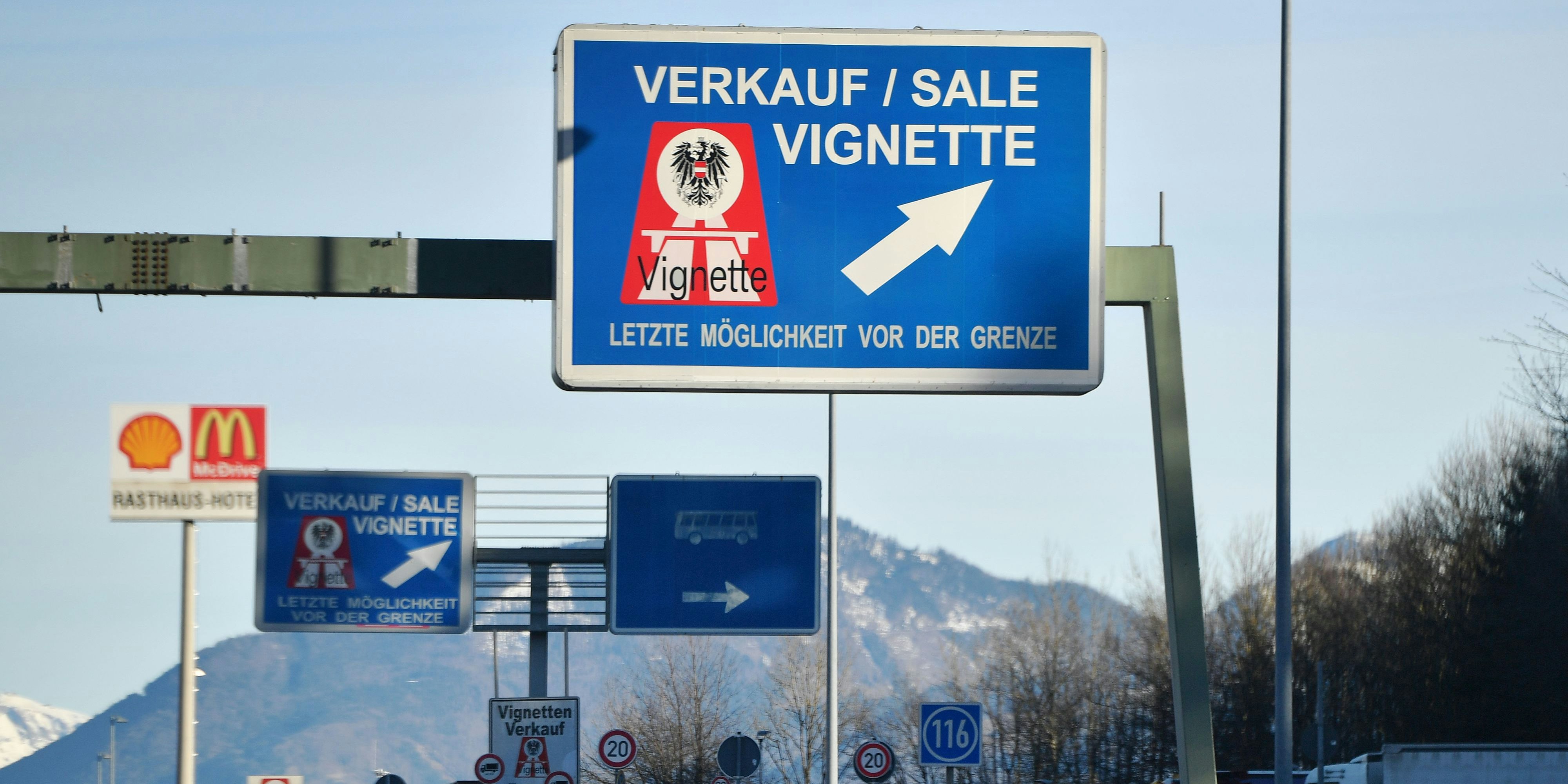 Autofahrer müssen für die Vignette künftig noch tiefer in die Tasche greifen.