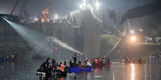 Hängebrücke in Indien stürzt ein – über 130 Menschen tot