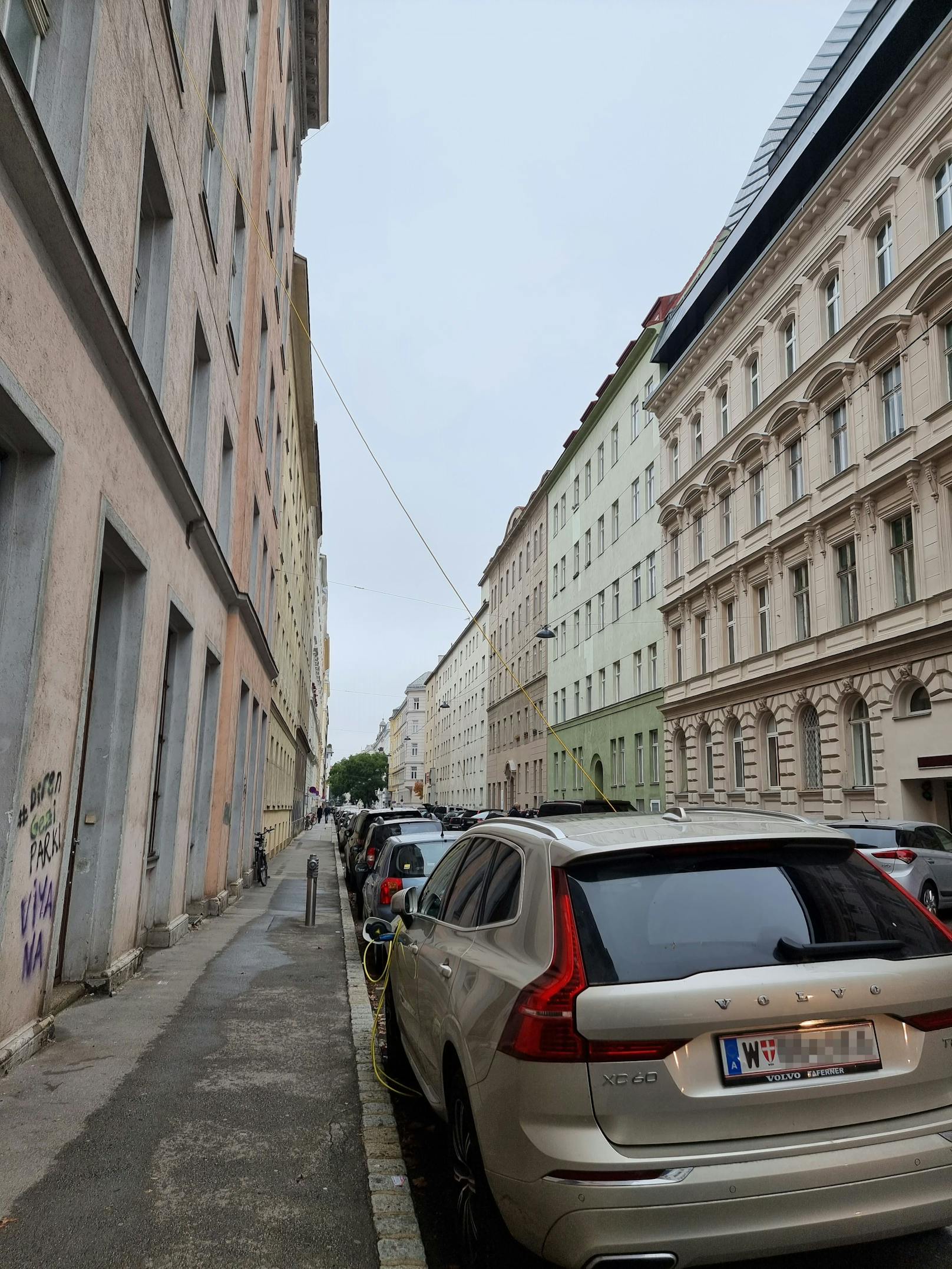 Der Hybrid-SUV brauchte wieder eine Ladung Strom.