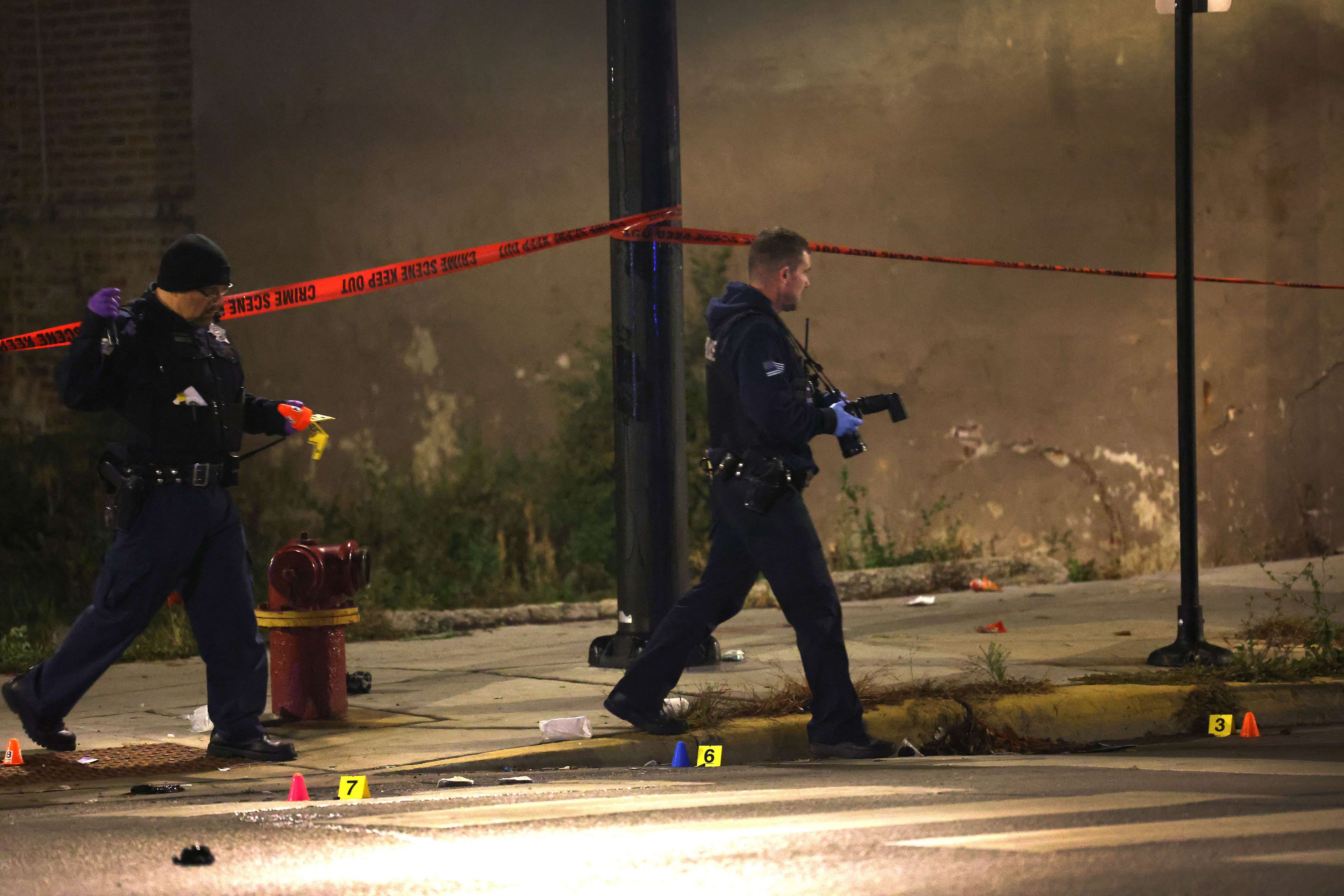 Die Polizei untersucht den Tatort, an dem am 31. Oktober 2022 in Chicago, Illinois, mindestens 14 Menschen angeschossen wurden.