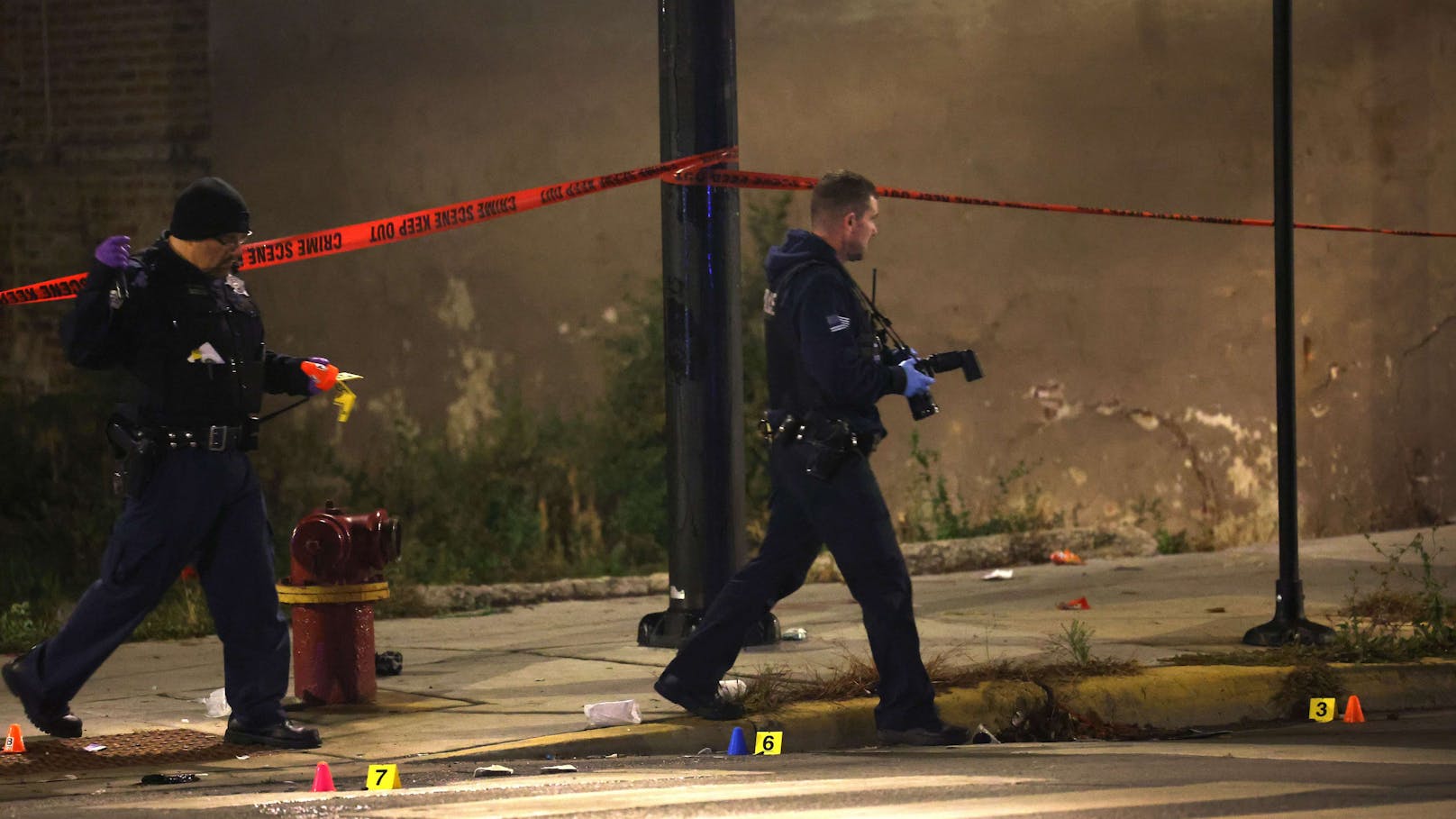 Die Polizei untersucht den Tatort, an dem am 31. Oktober 2022 in Chicago, Illinois, mindestens 14 Menschen angeschossen wurden.