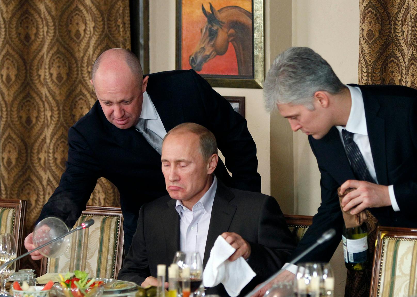 Prigoschin (links) galt als enger Vertrauter Putins und war auch unter dem Spitznamen "Putins Koch" bekannt. Nun tobt zwischen ihnen ein Machtkampf.