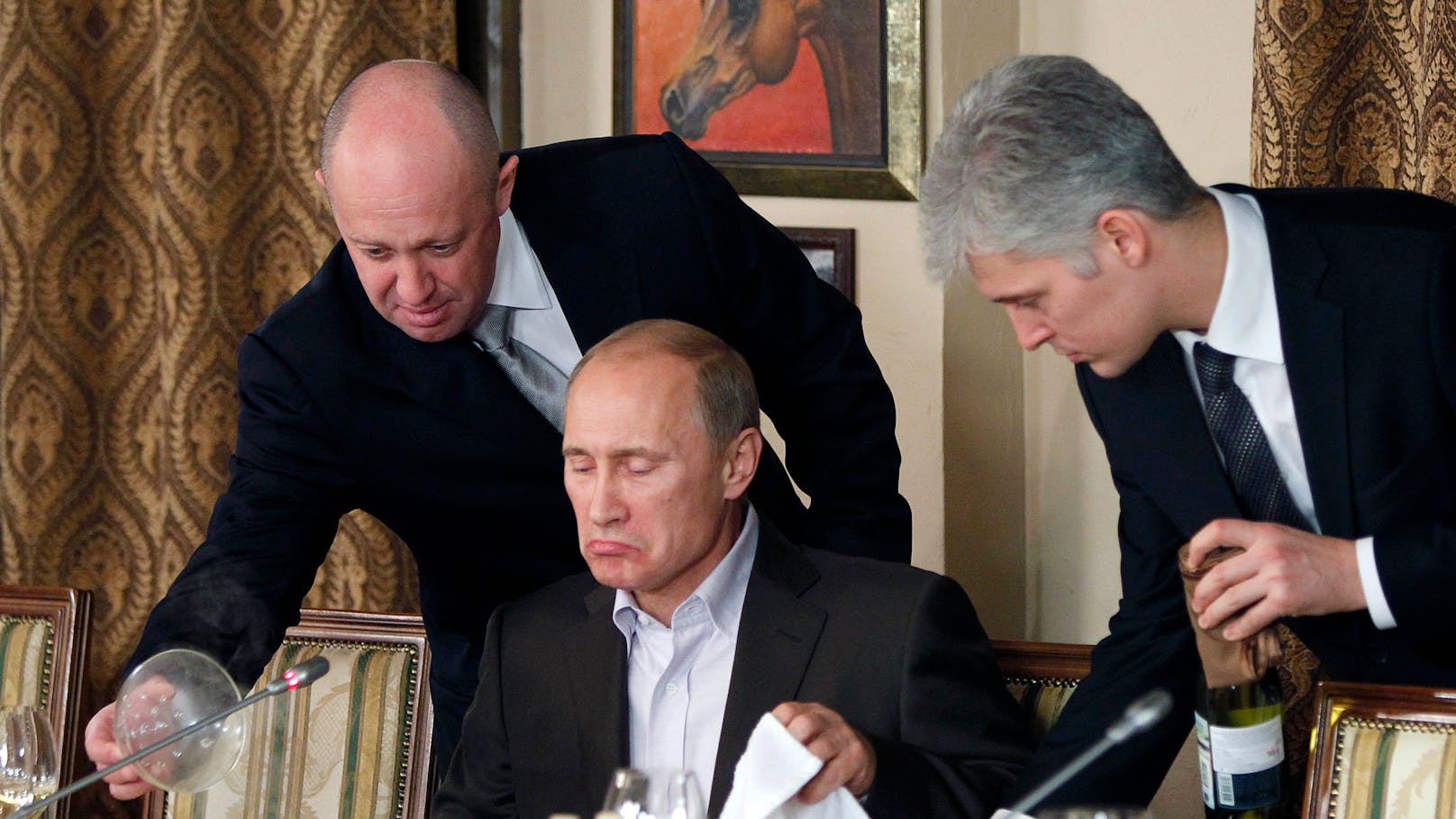 Prigoschin (links) gilt als enger Vertrauter Putins und ist auch unter dem Spitznamen "Putins Koch" bekannt.