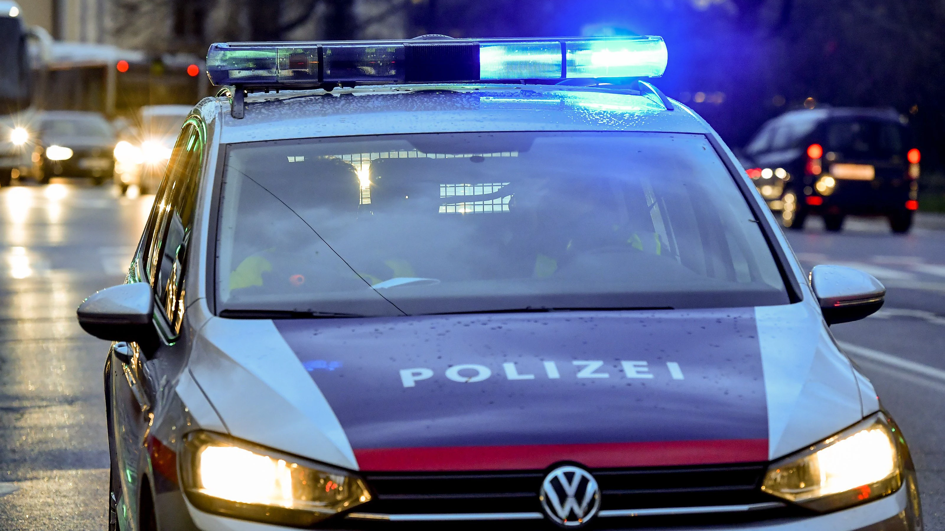 Polizisten wurden in Linz mit Steinen beworfen (Symbolbild).