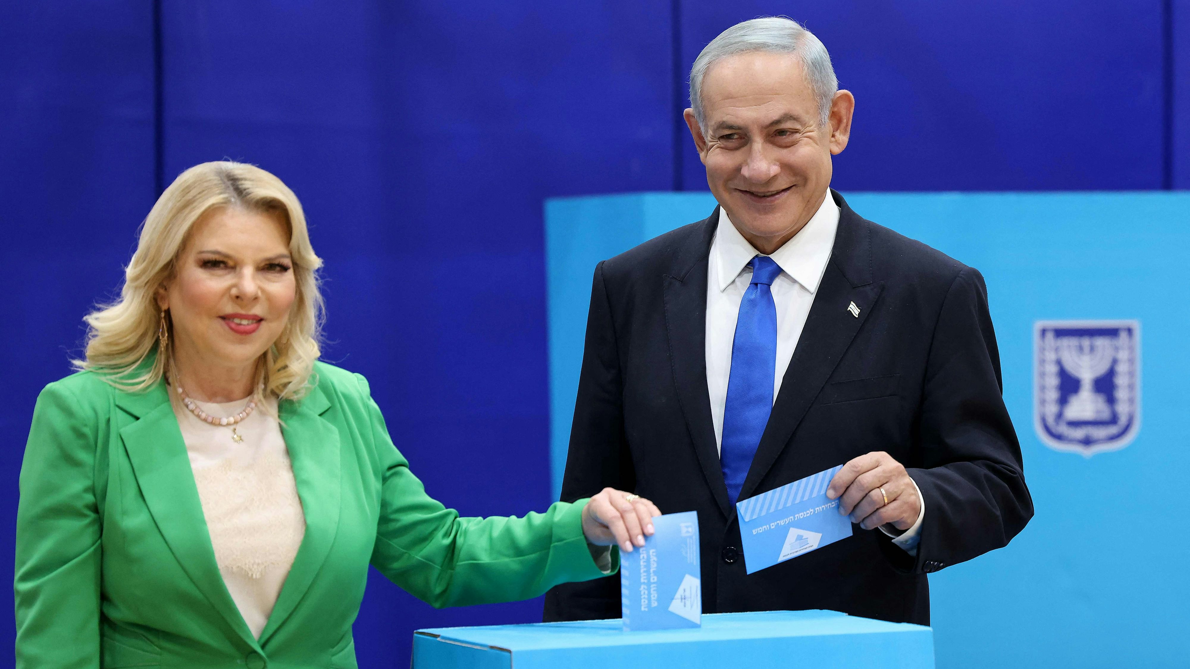 Download von www.picturedesk.com am 01.11.2022 (22:22).  Likud chairman Benjamin Netanyahu (R) and his wife Sara cast their ballot at a polling station in Jerusalem in the country's fifth election in less than four years on November 1, 2022. - Israelis began voting in their latest legislative election today, with veteran leader Benjamin Netanyahu campaigning for a comeback alongside far-right allies. (Photo by RONALDO SCHEMIDT / AFP) - 20221101_PD2423 - Rechteinfo: Rights Managed (RM) Nur für redaktionelle Nutzung! Werbliche Nutzung erfordert Freigabe: bitte schicken Sie uns eine Anfrage.